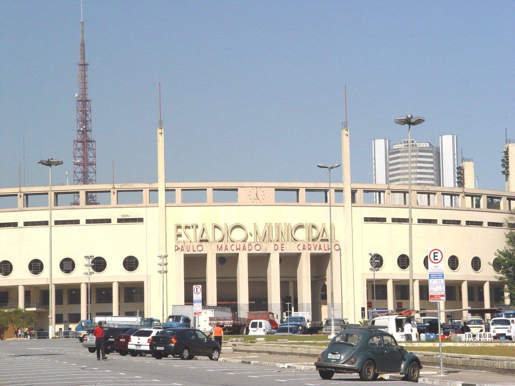 Fachada do Pacaembu em dia ensolarado.