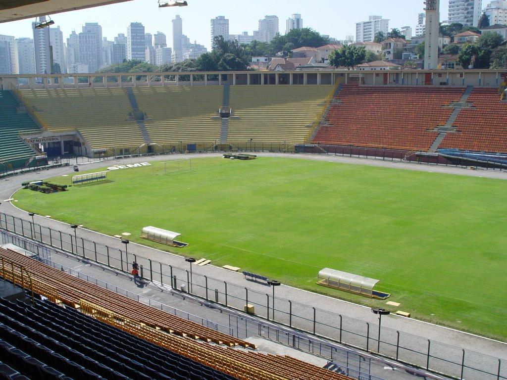 Imagem do topo da arquibancada do Estádio do Pacaembu. 