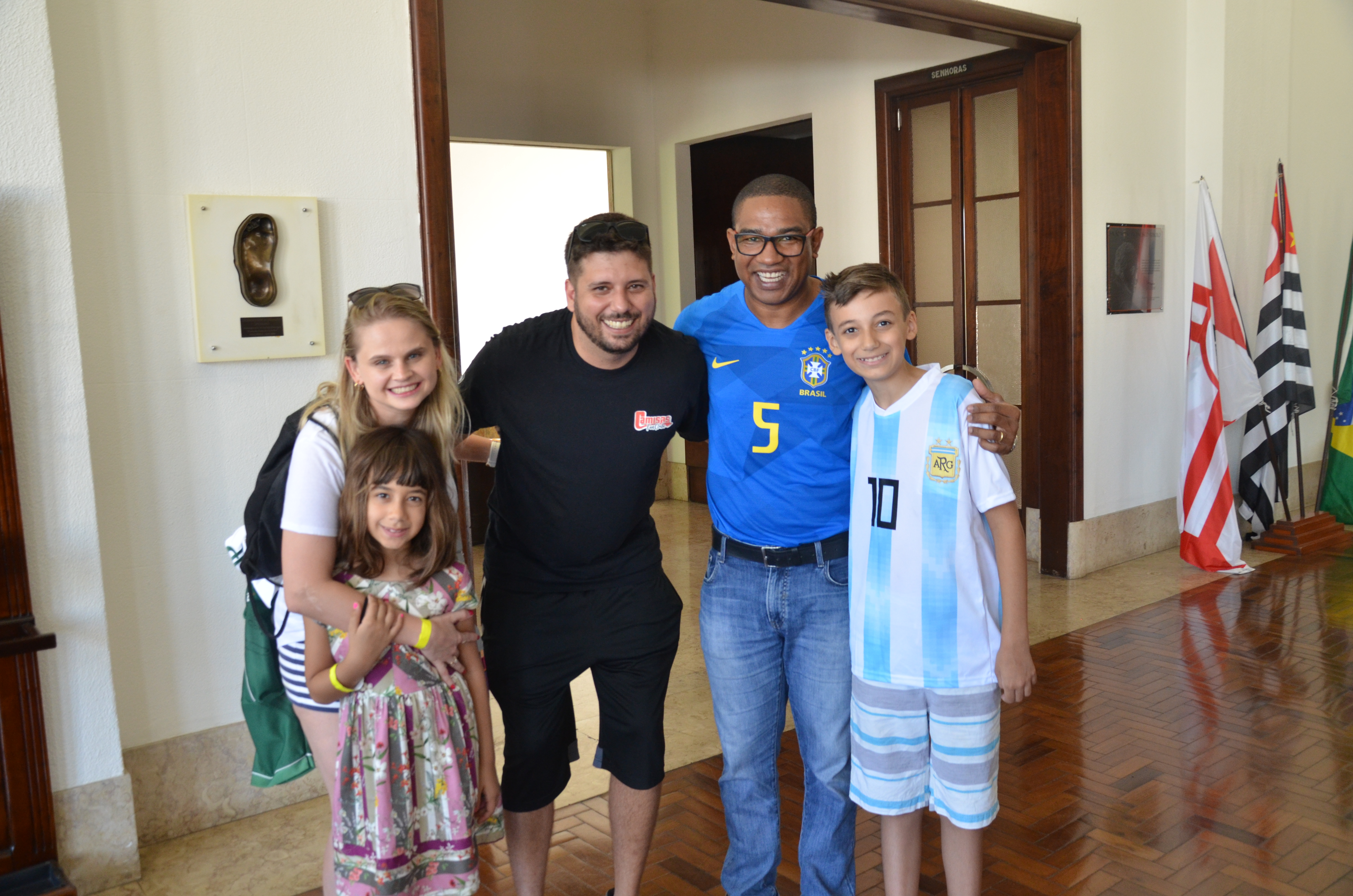 César Sampaio posa para foto com família participante do Pacaemtour, dentro do Salão Nobre do estádio.
