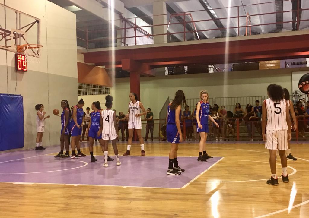Meninas na quadra de basquete se preparando para o jogo