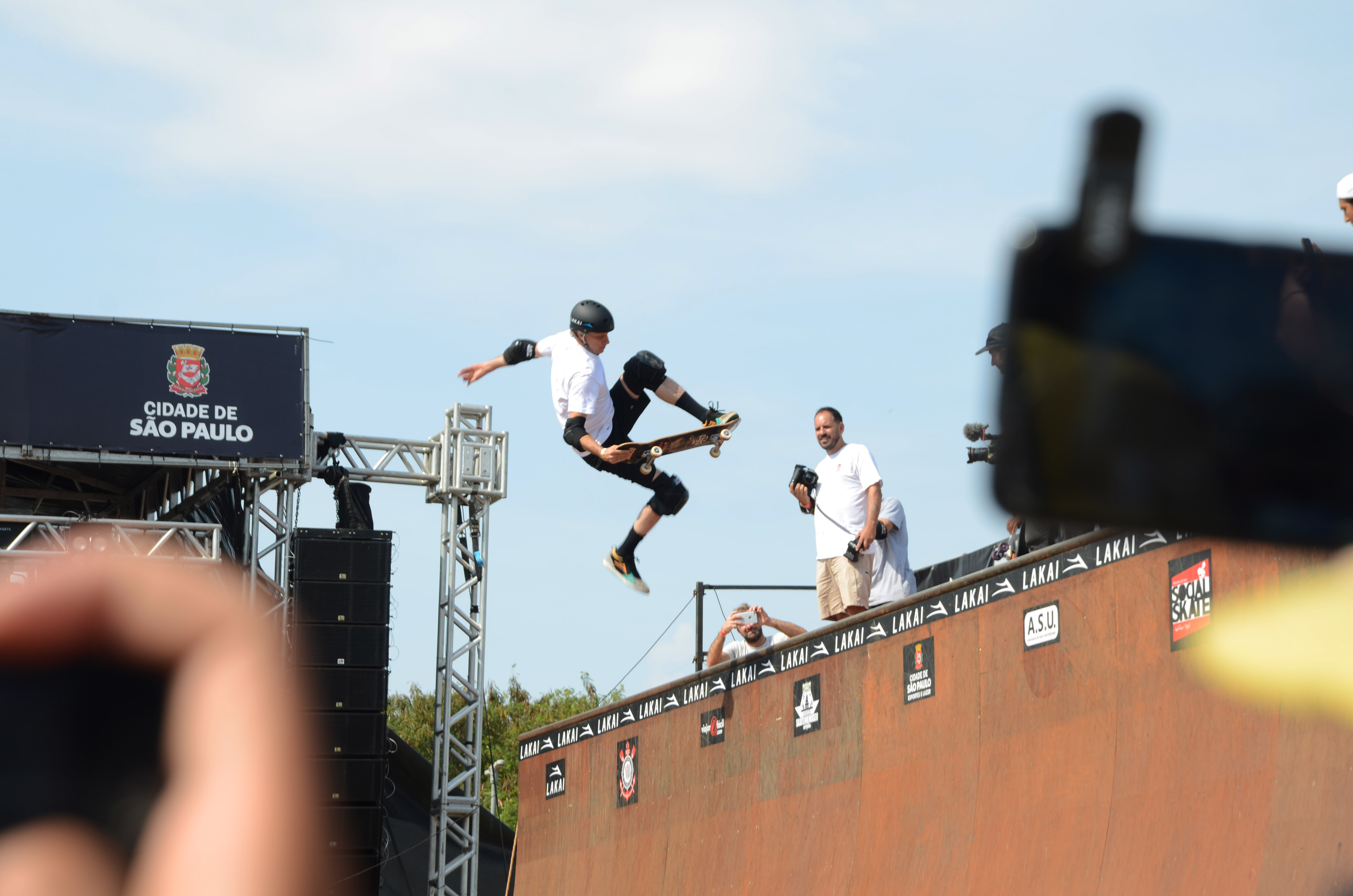 Tony Hawk realiza manobra radical em pista montada no Centro de Esportes Radicais