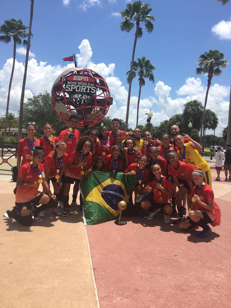 Na imagem, atletas de futebol feminino do Centro Olímpico.