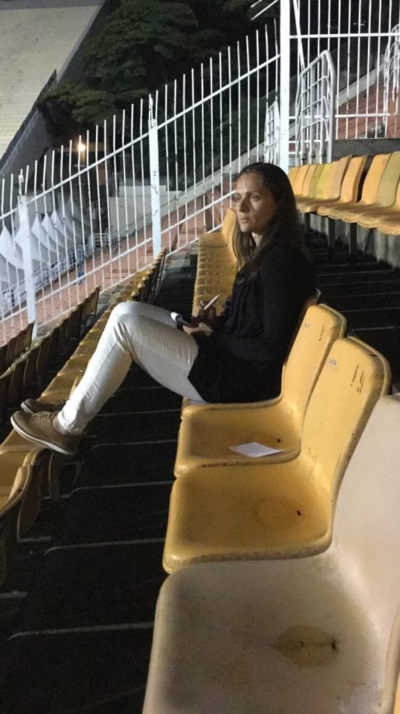 Simone Jatobá, técnica da Seleção Brasileira Sub-17 vendo o jogo das garotas