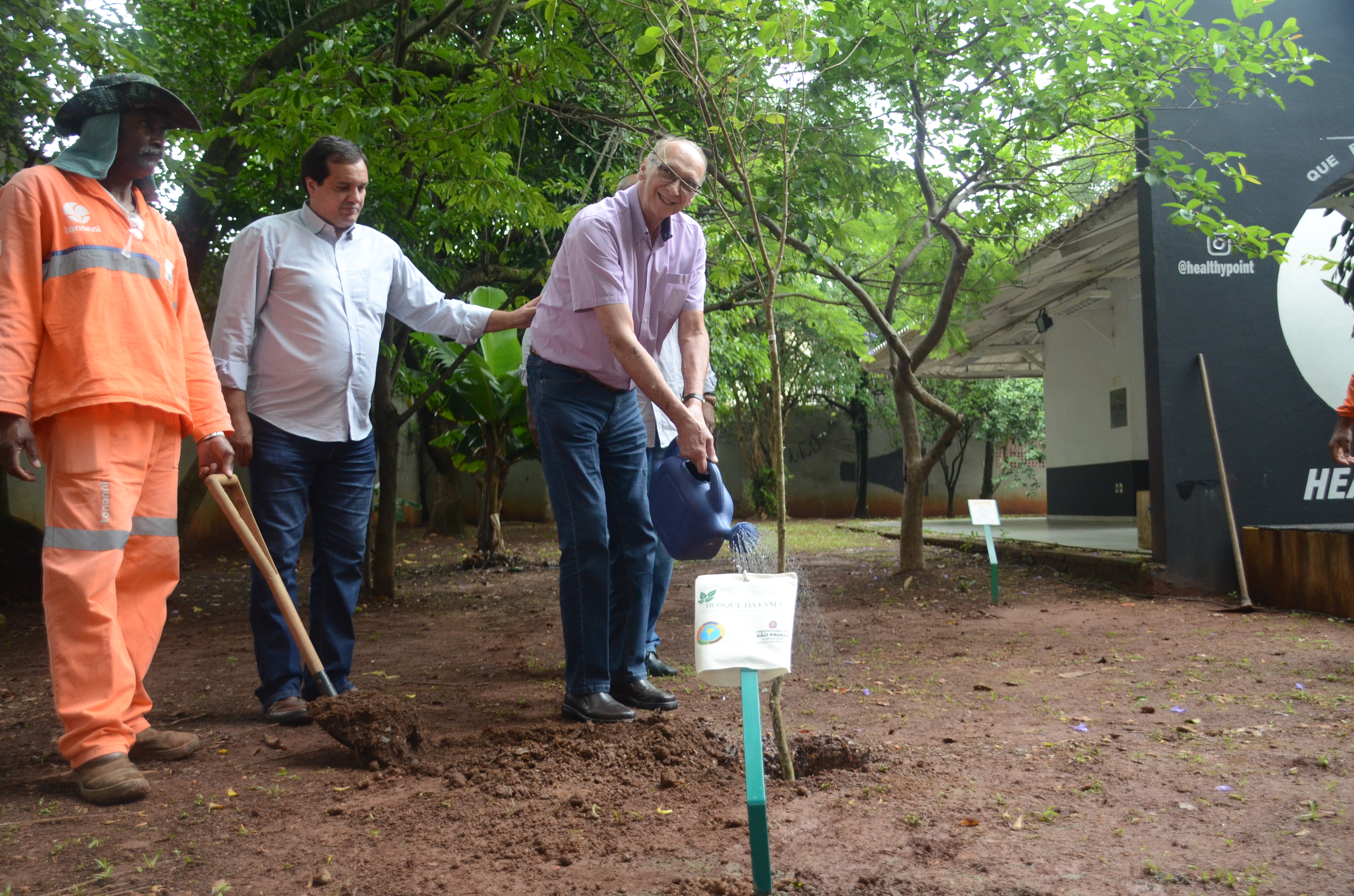 Ex-atleta de basquete Luiz Claudio Menon plantando uma árvore no Bosque da Fama