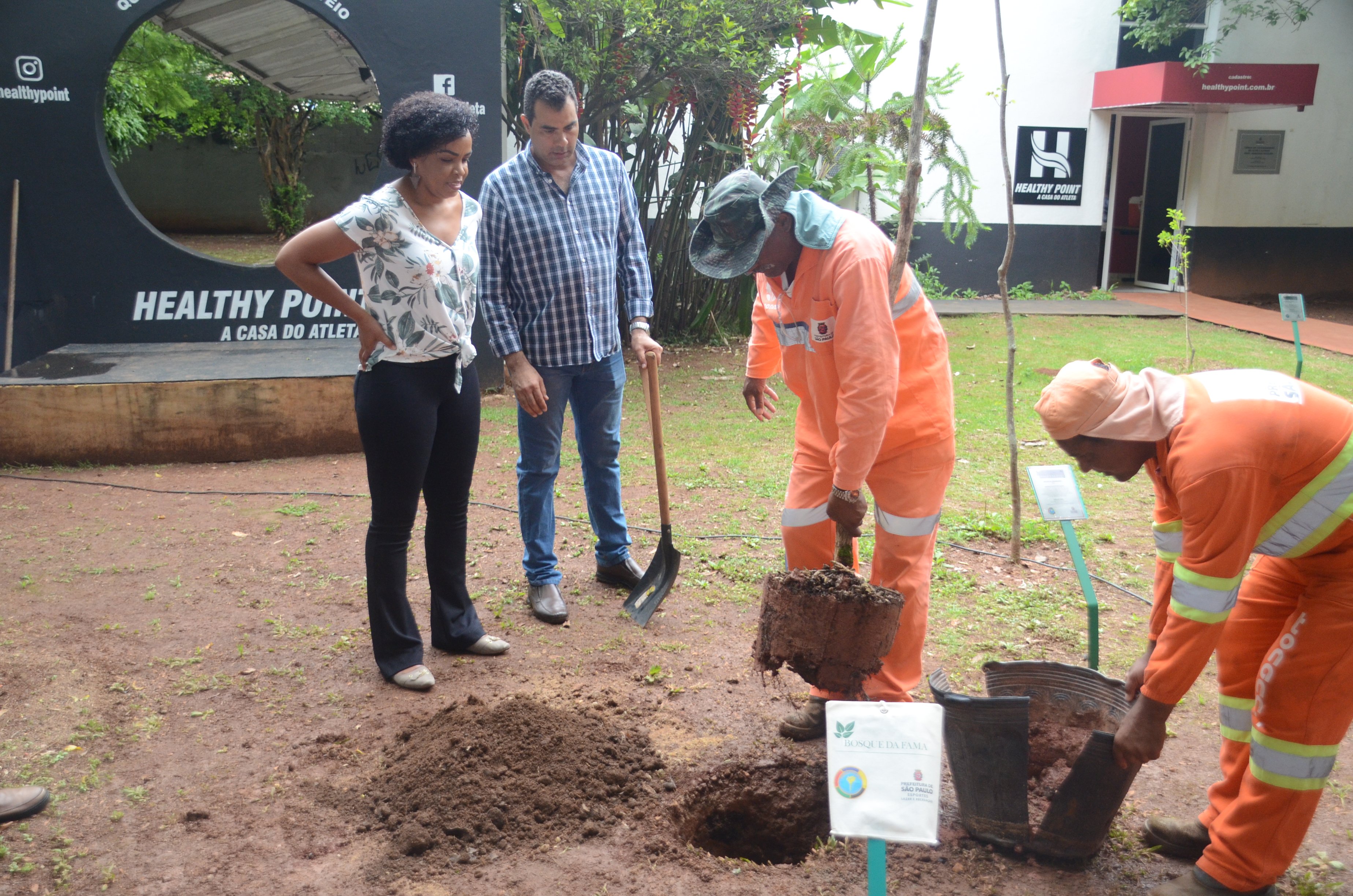 Ex-atleta de vôlei Fofão plantando uma árvore no Bosque da Fama