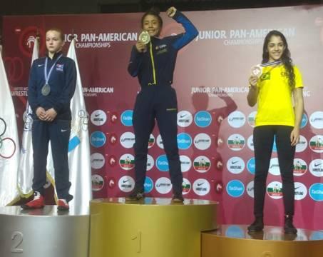 Atleta do Centro Olímpico no pódio no terceiro lugar