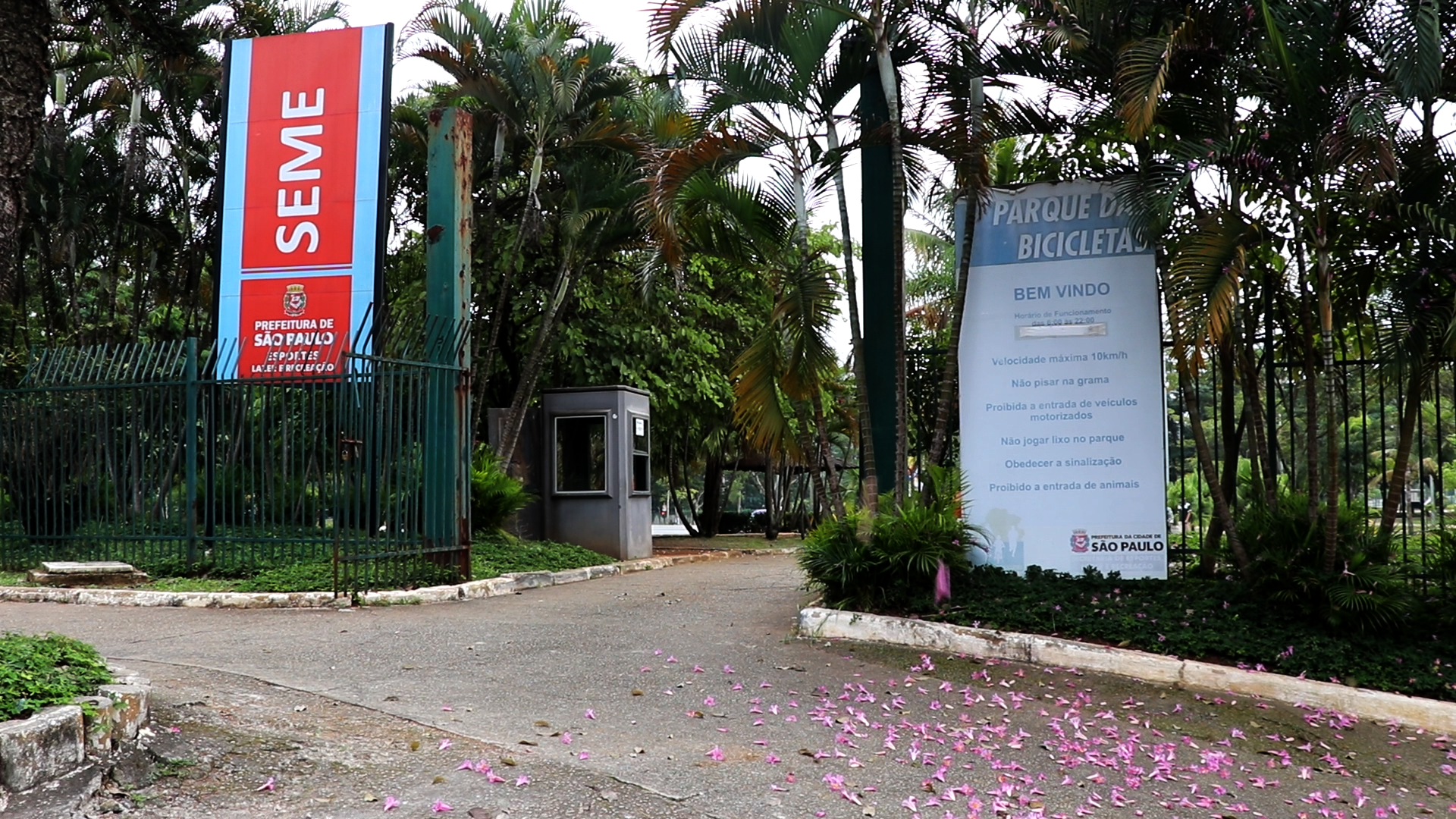 Fachada da Secretaria Municipal de Esportes. Há uma placa de identificação escrita 