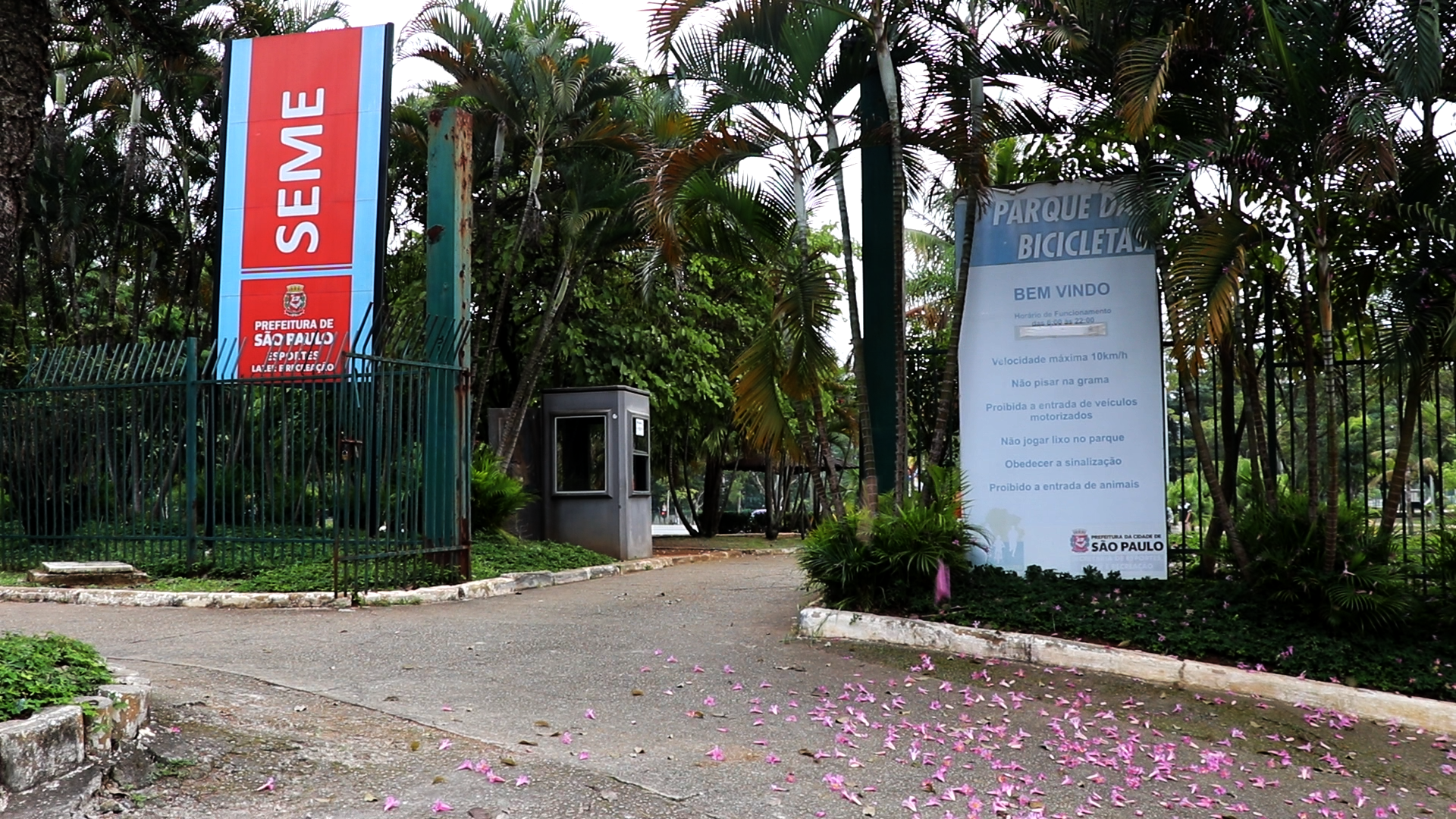 Fachada da Secretaria Municipal de Esportes. Há uma placa de identificação escrita "SEME" à esquerda, outra placa de identificação do Parque das Bicicletas à direita e a entrada do complexo ao centro da imagem.