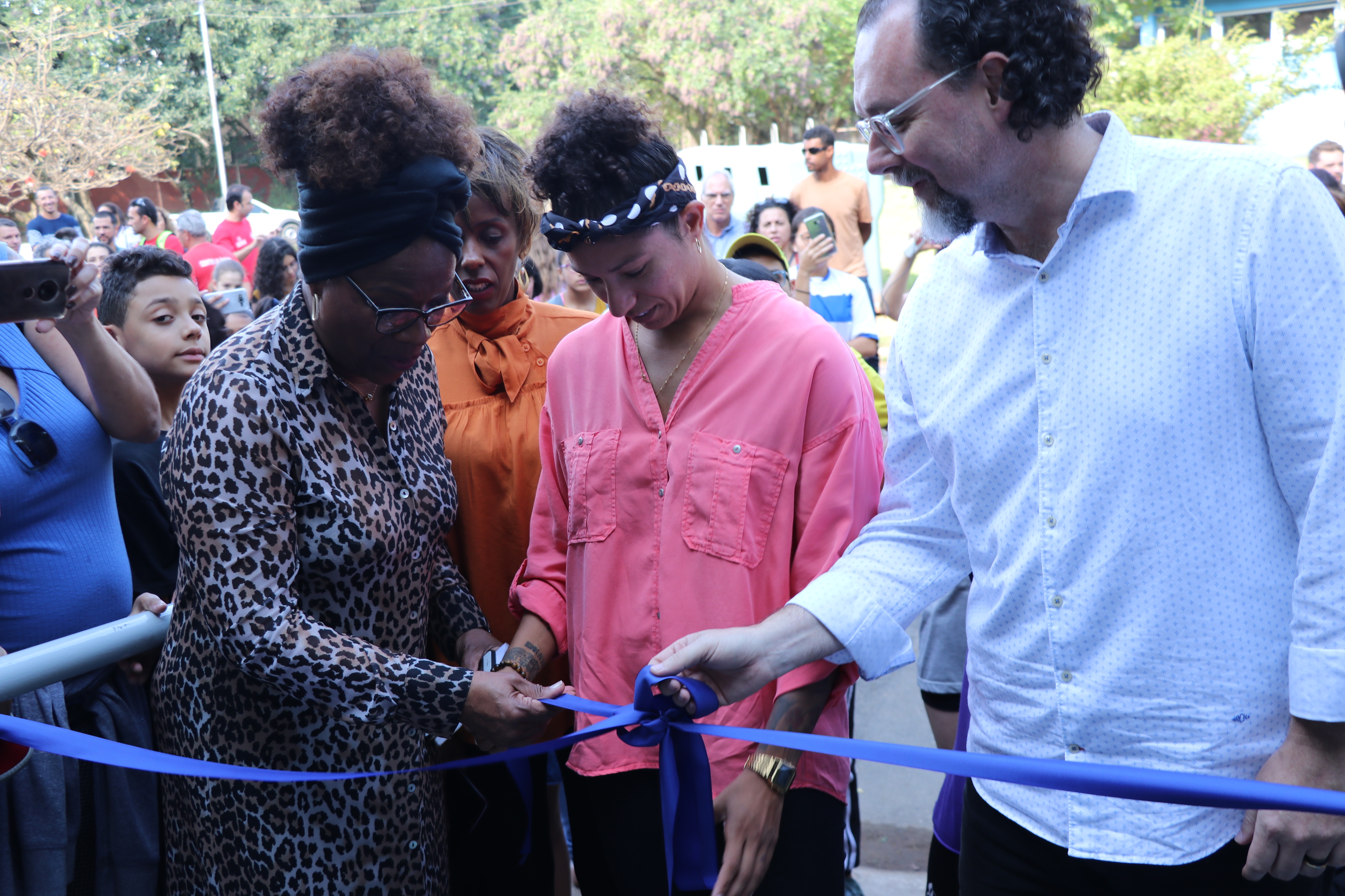 Vera, Cristiane e Carlos Bezerra Jr. prestes a puxar a fita para inaugurar o local