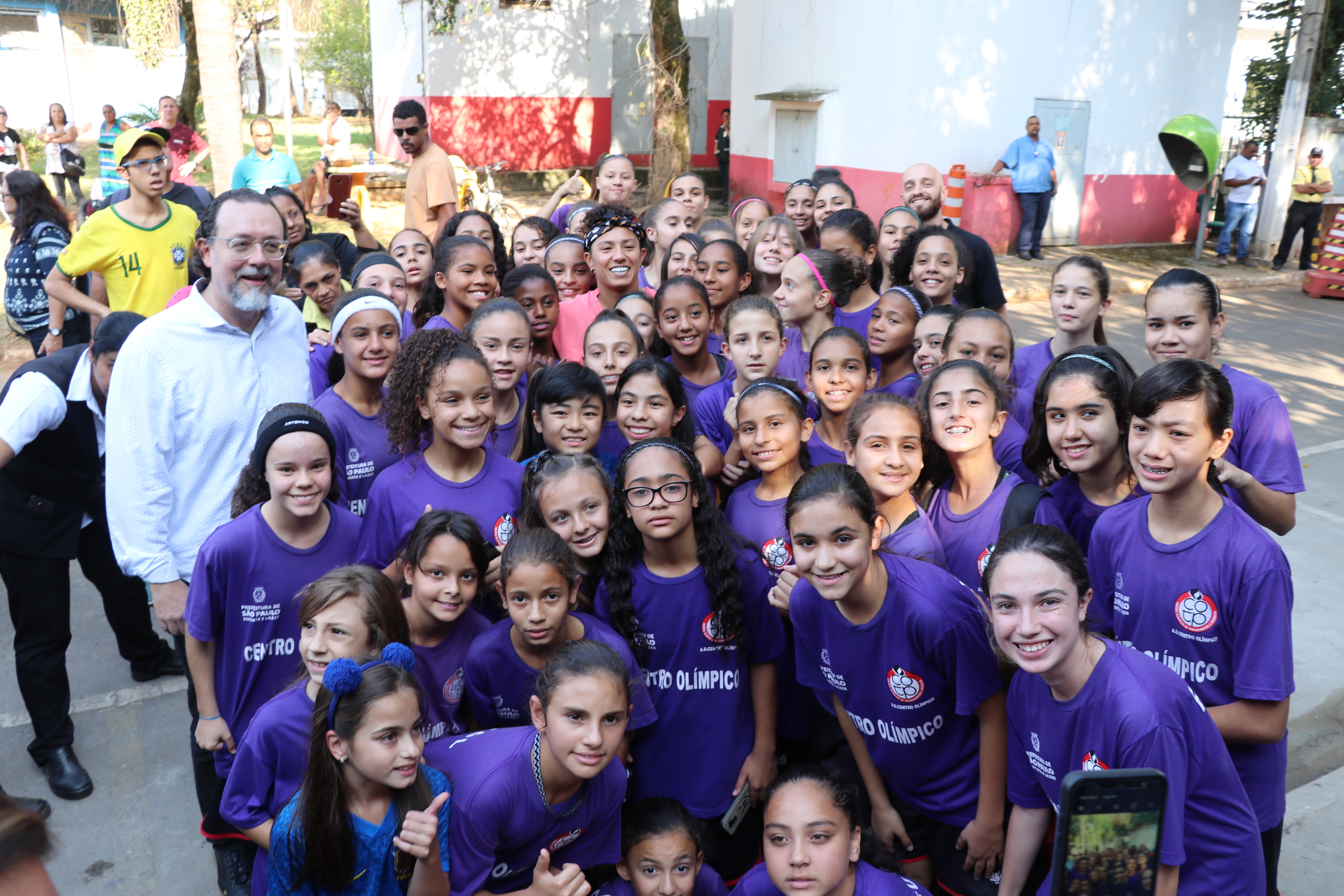 várias meninas do futebol do Centro Olímpico posam para a foto junto com Cristiane