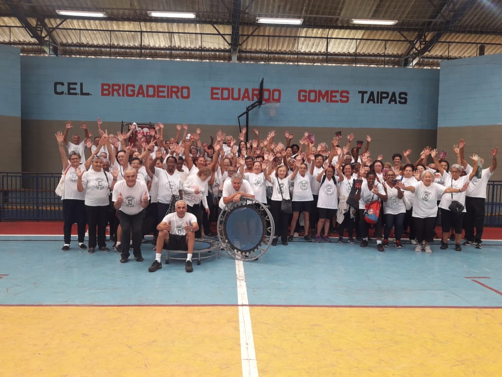 Alunos da ginástica posam para foto. 
