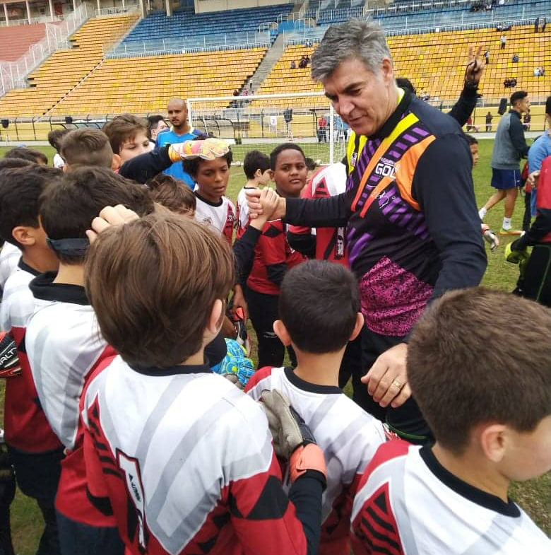 Ex-goleiro Zetti interagem com diversas crianças no gramado do Pacaeambu.