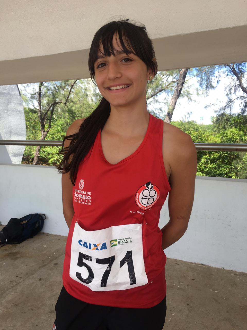Atleta do COTP, Júlia Santos sorrindo.