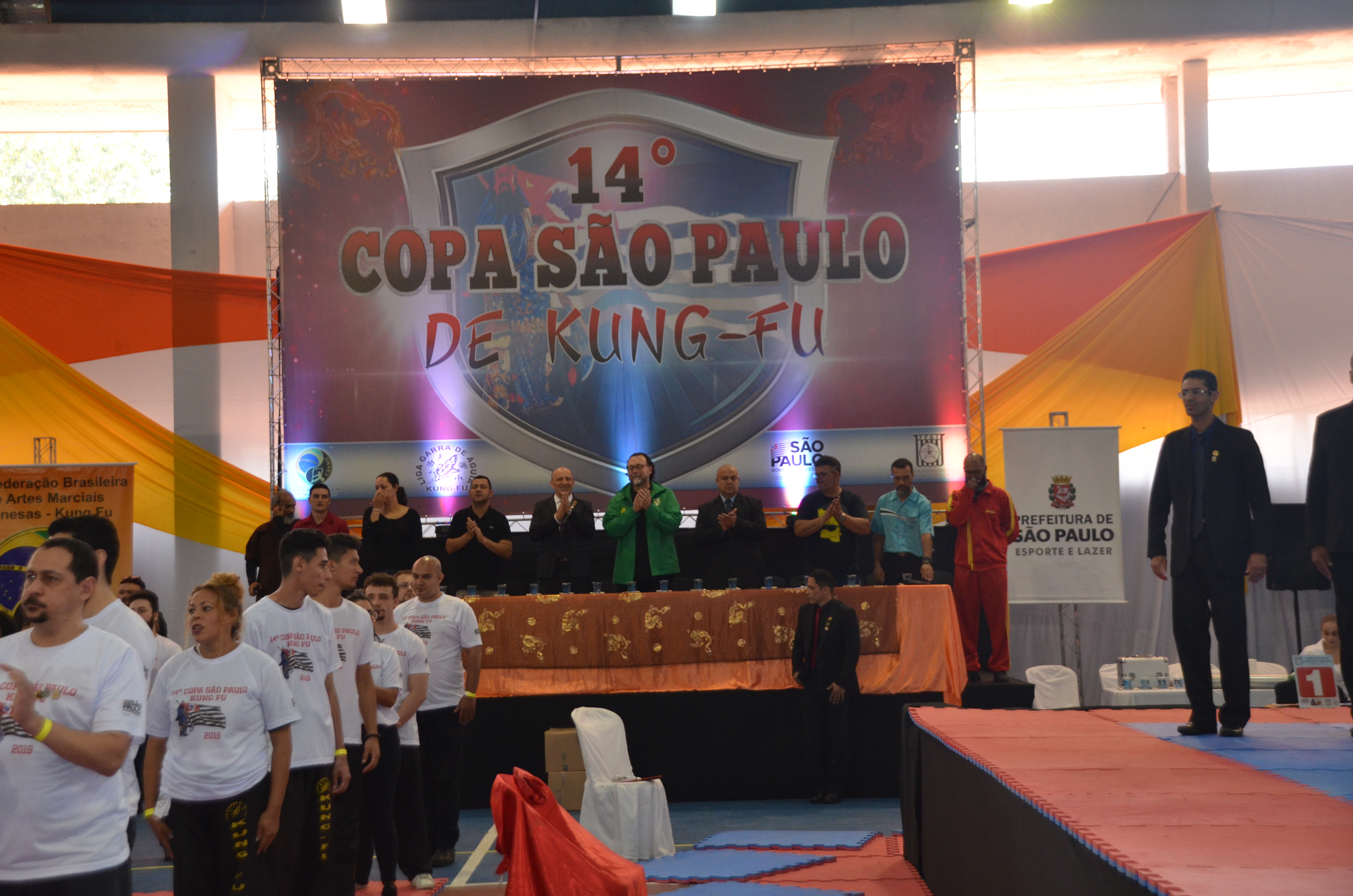 Evento de Kung Fu no CE Mané Garrincha com o secretário e os juizes da copa.