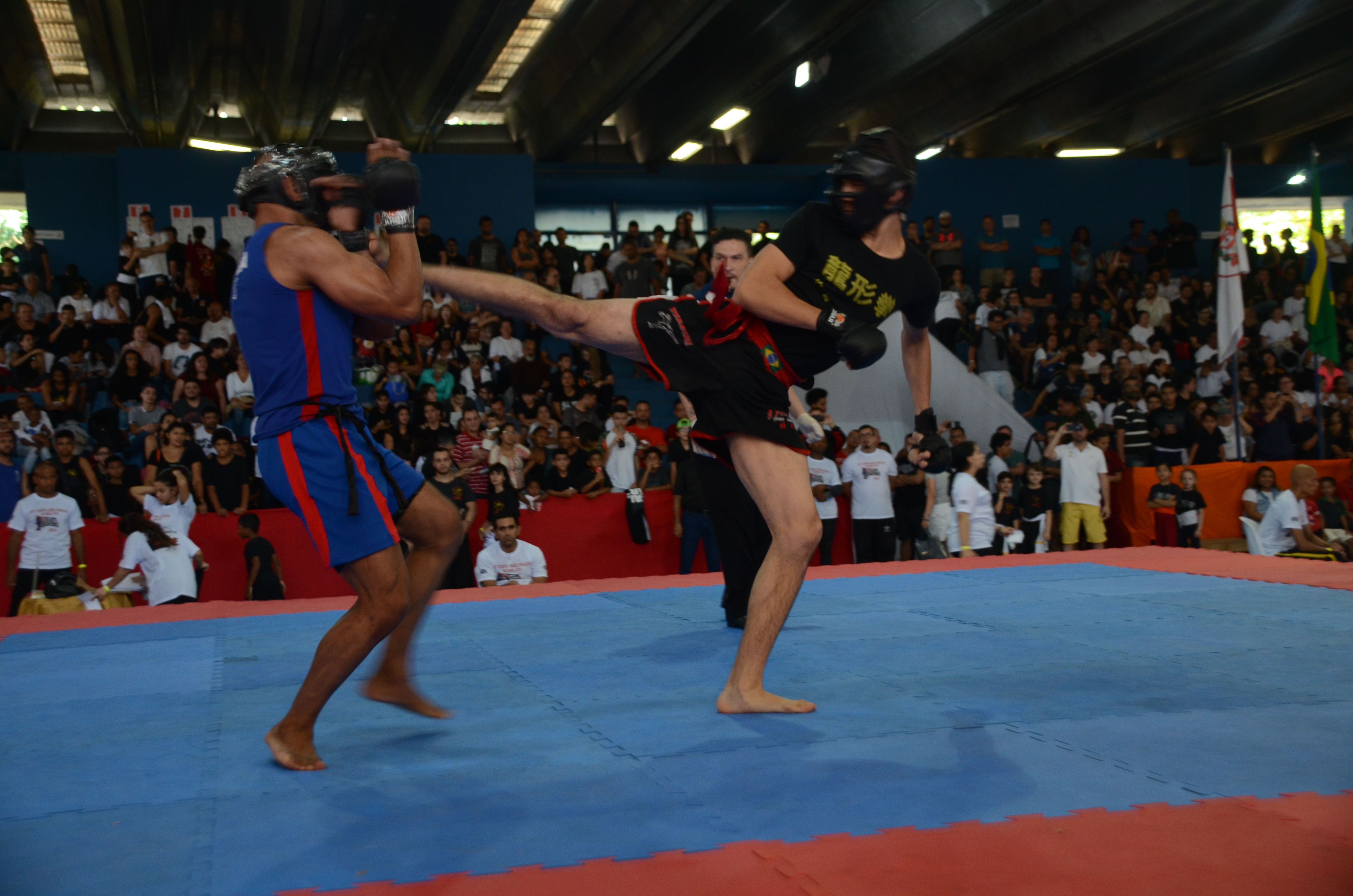 Dois atletas de Kung Fu lutando no CE Mané Garrincha.
