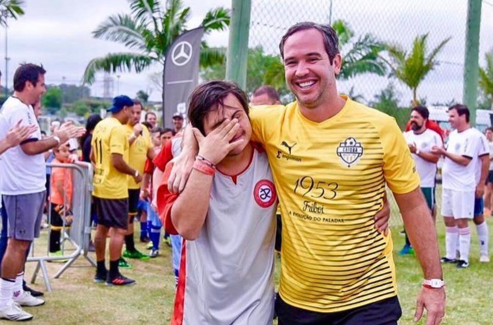 Atleta de Futsal com o ex-futebolista e comentarista esportivo Caio Ribeiro no evento Caioba Soccer Camp.