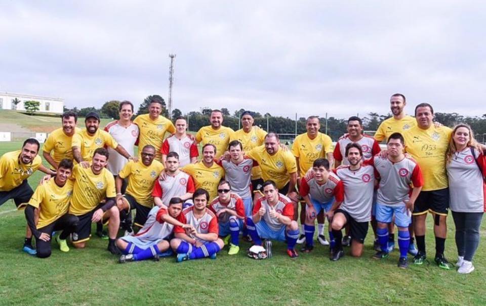 Ex-Futebolistas e os jogadorers de Futsal Down juntos no evento Caioba Soccer Camp.