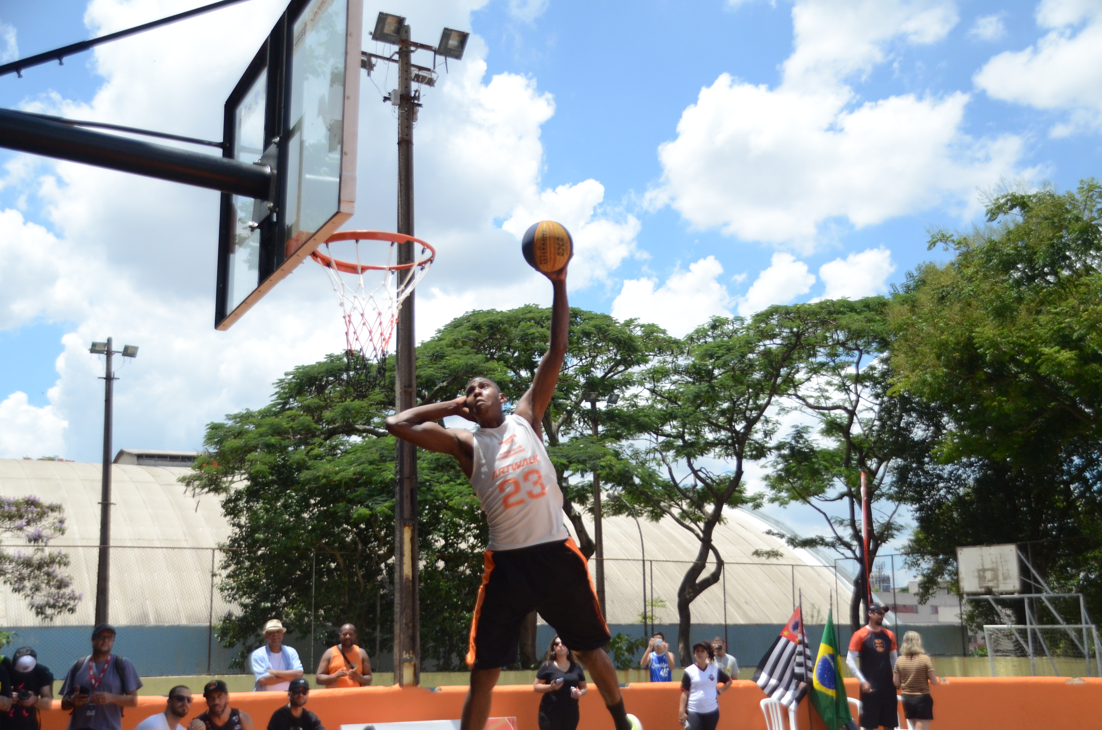 O atleta de basquete masculino aproveitou a quadra para treinar seus arremesos,