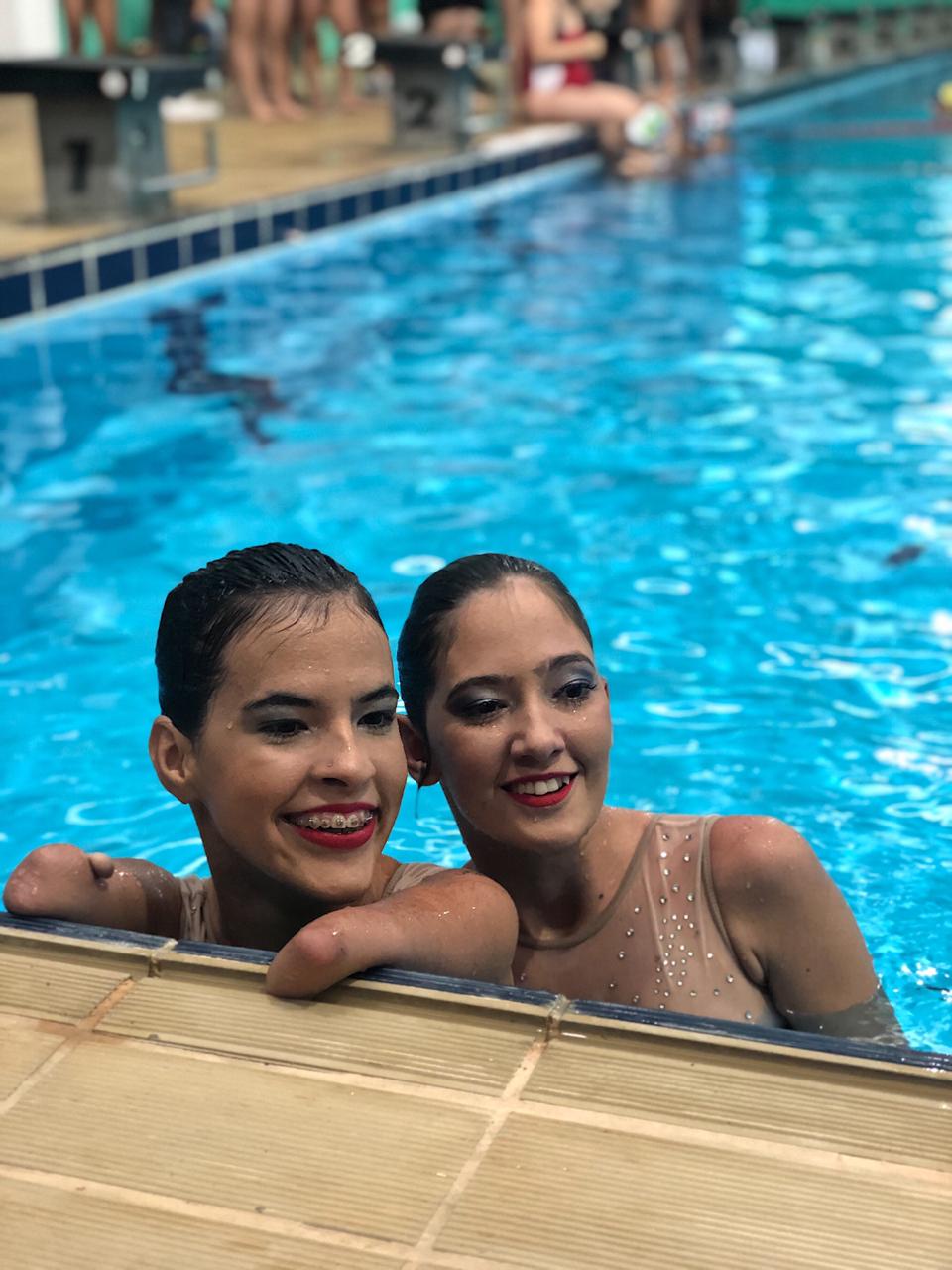 Na imagem duas atletas de ginástica artística na piscina.