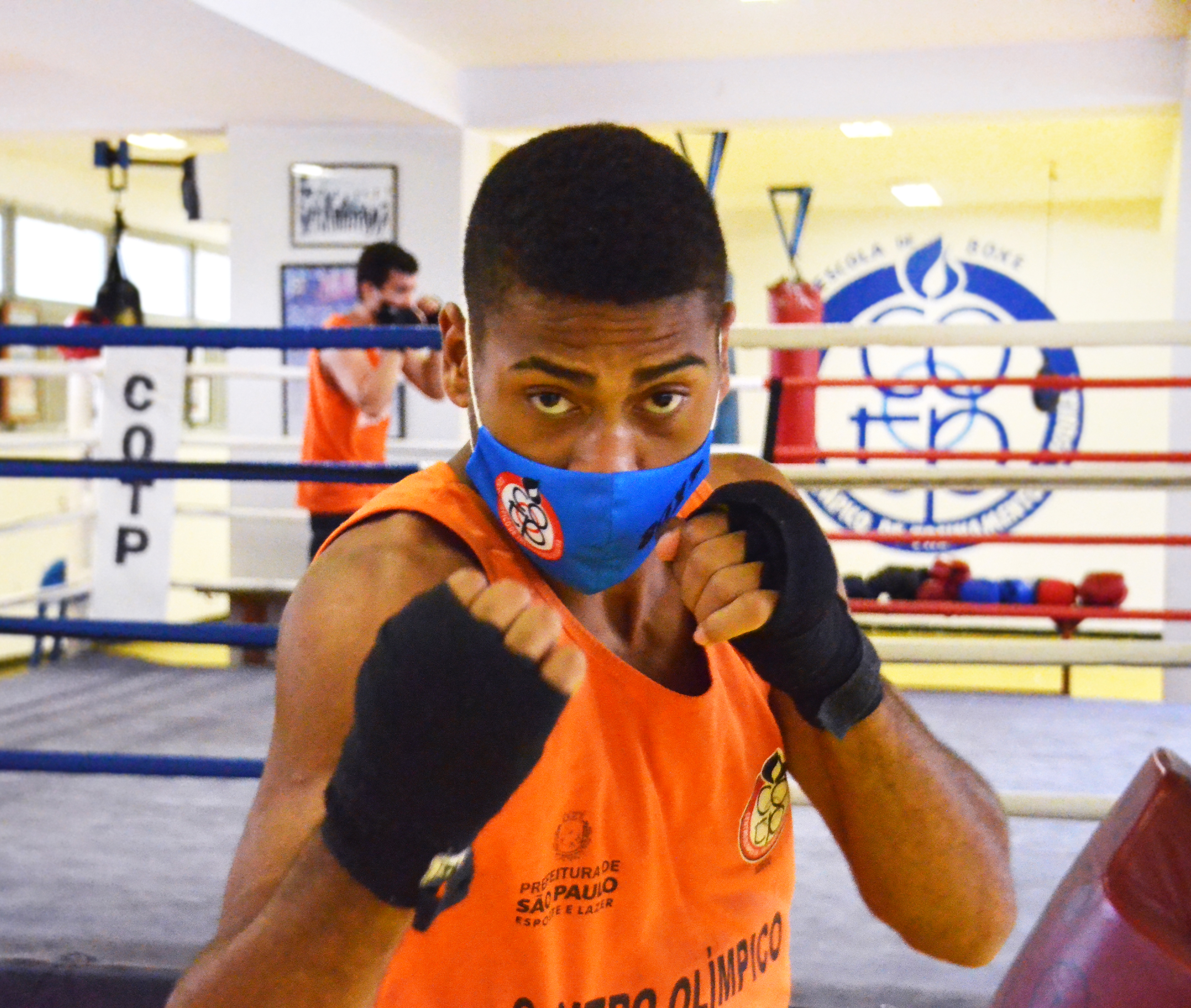 O pugilista do Centro Olímpico Luiz Carlos de mascará fazendo uma pose em guarda alta para a câmera.
