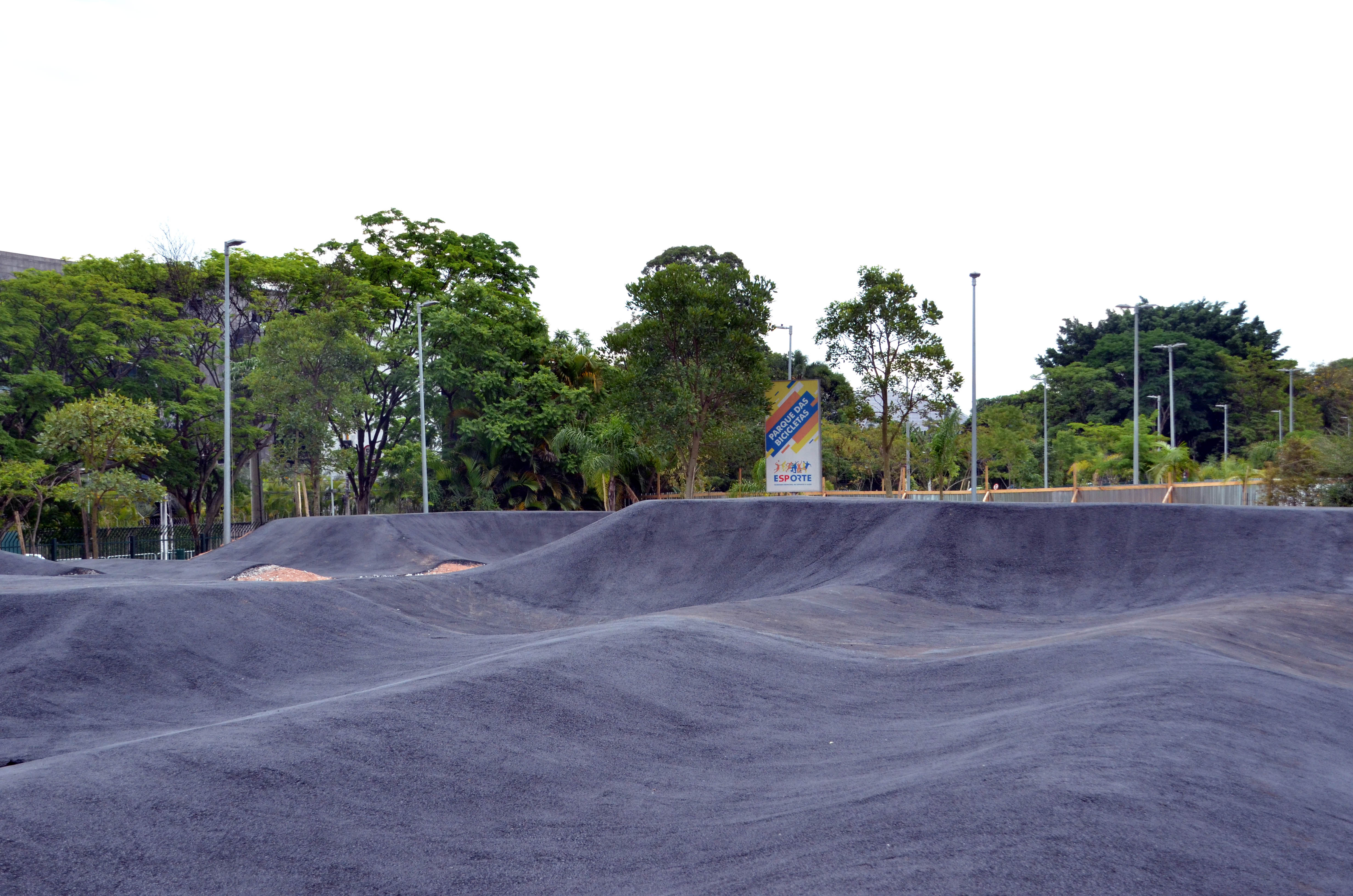 Imagem das obras da pista de BMX/Bicicross do Parque das Bicicletas durante o dia.