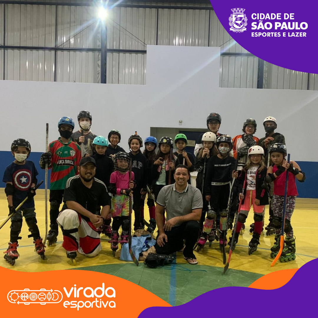 Na imagem alunos de hóquei com seus professores. No canto superior direito o Brasão da Secretaria Municipal de Esportes e Lazer. No canto inferior esquerdo o logo da Virada Esportiva. 