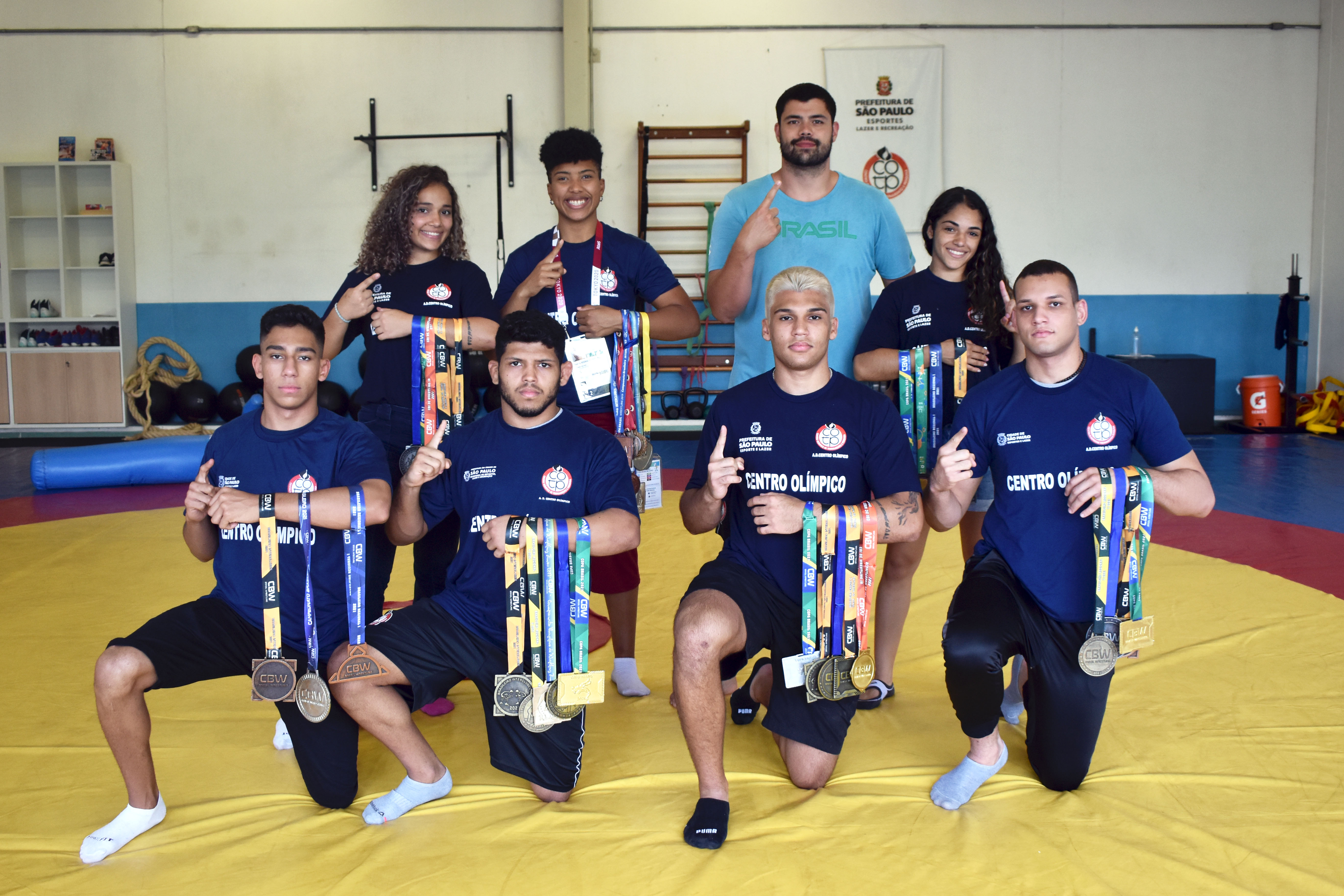 Atletas da Luta Olímpica do Centro Olímpico posam com medalhas para a foto.