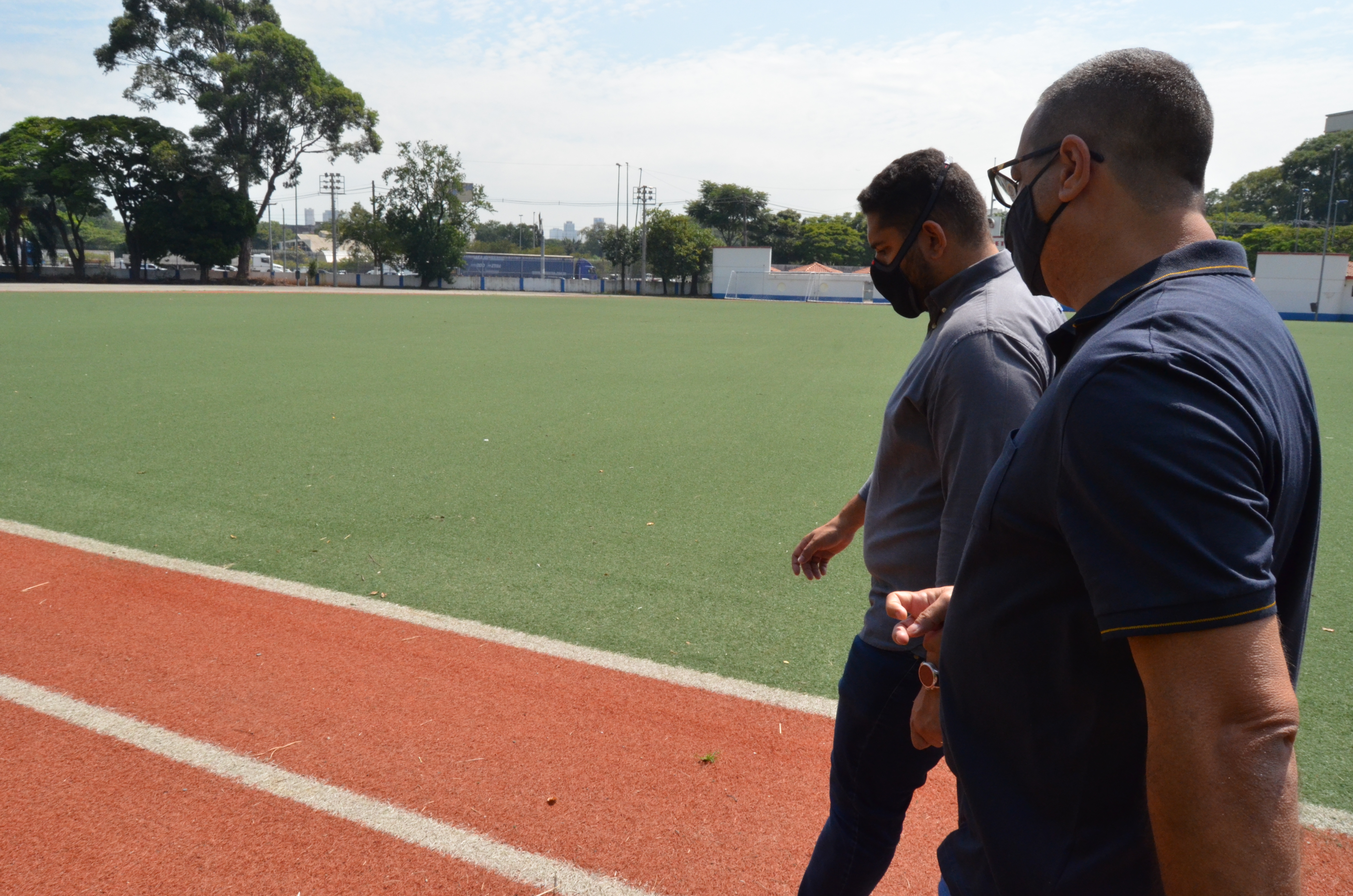 Secretário Municipal de Esportes e Lazer, Thiago Milhim, caminha por gramado de Centro Esportivo da SEME.