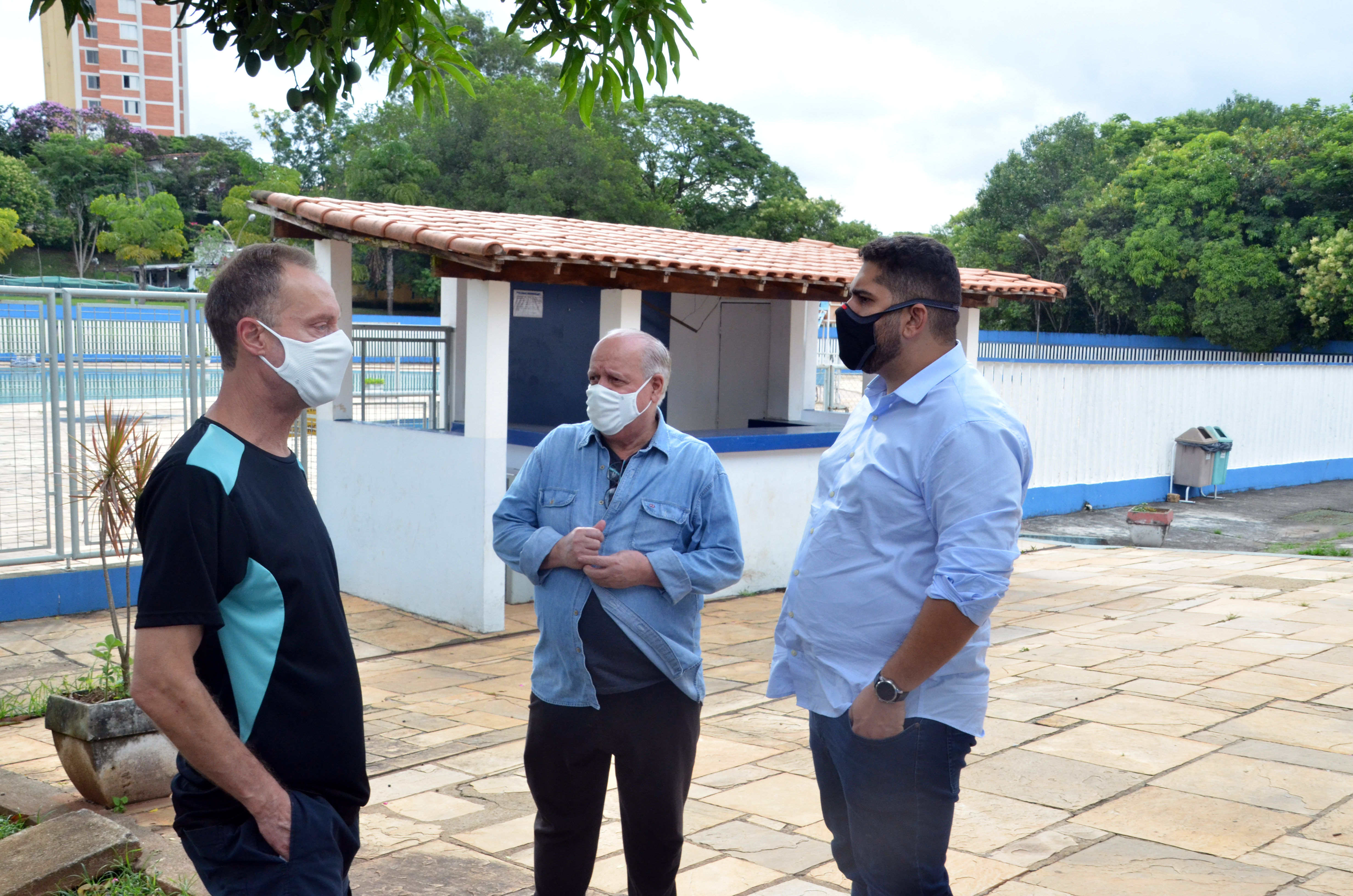 O secretário Thiago Milhim e outros dois servidores aparecem na imagem, observando a estrutura do Centro Esportivo Lapa, conhecido como Pelezão.