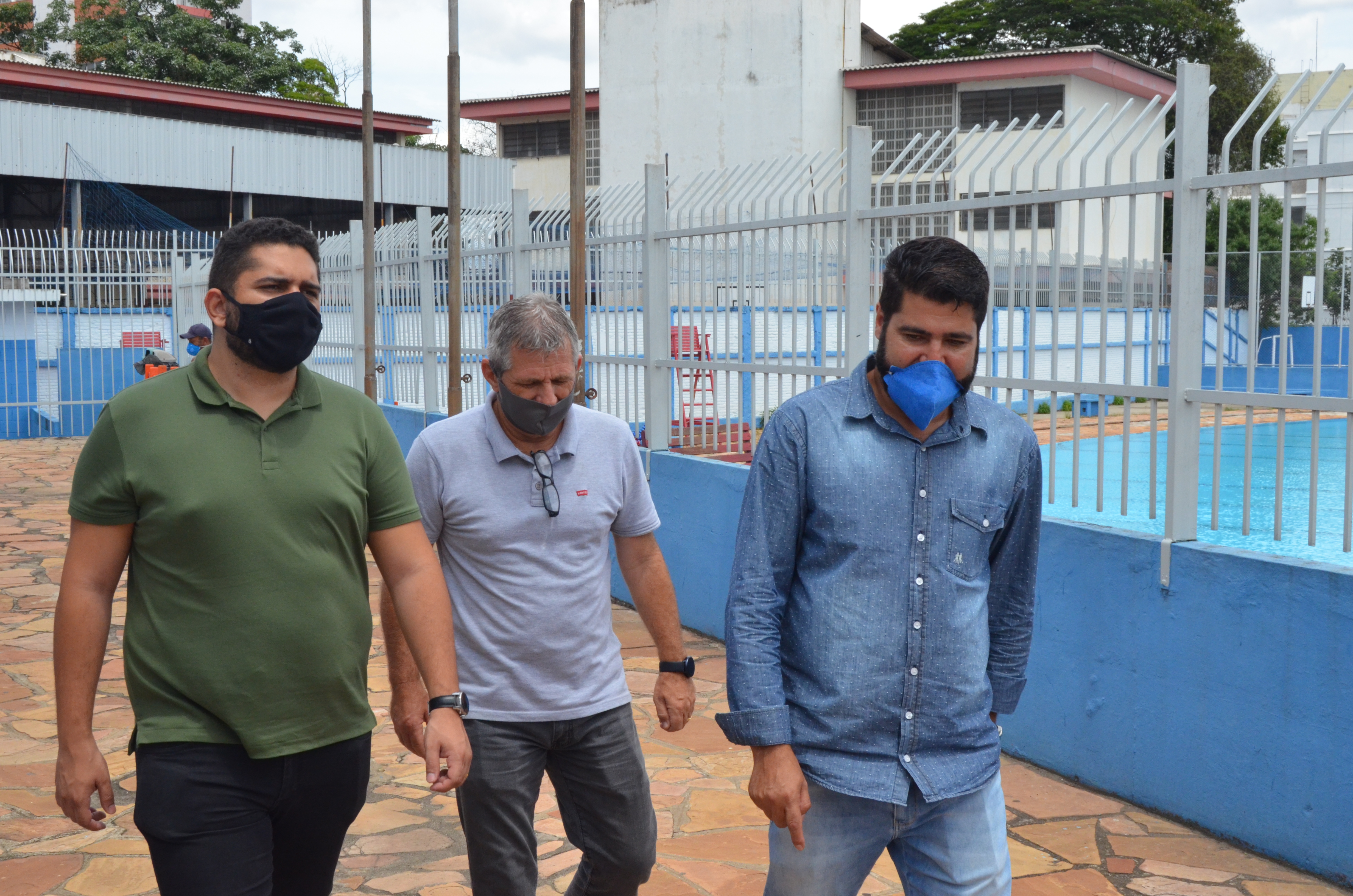 Na imagem, o Secretário Municipal de Esporte e Lazer Thiago Milhim de máscara e camiseta verde, de camisa camiseta cinza e máscara Waldir Martana, coordenador dos Centros Esportivos, e ao lado de camisa jeans e máscara o coordenador do Centro Esportivo Balneário Jalisco Natalino Brauna.