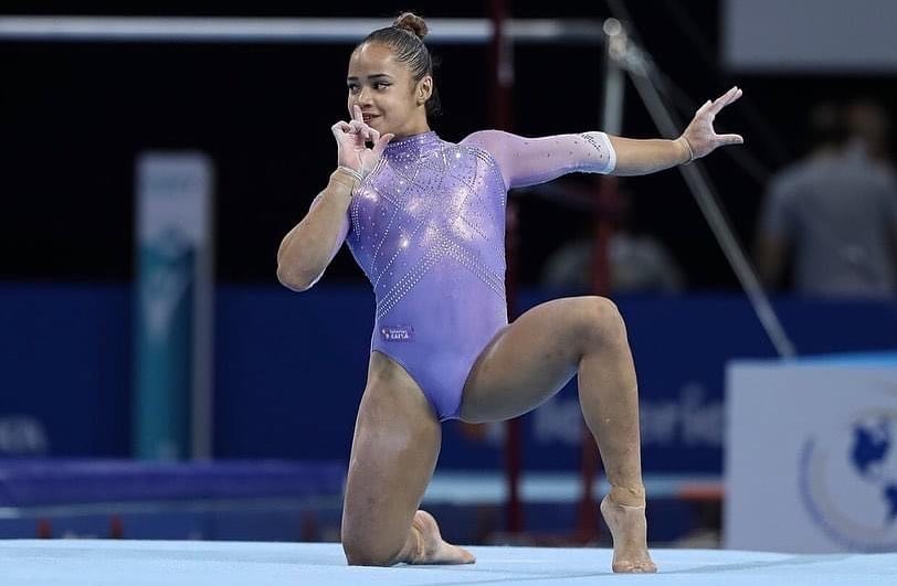 Christal Bezerra performando sua série de solo, trajada com o uniforme de competição da seleção brasileira de Ginástica Artística.