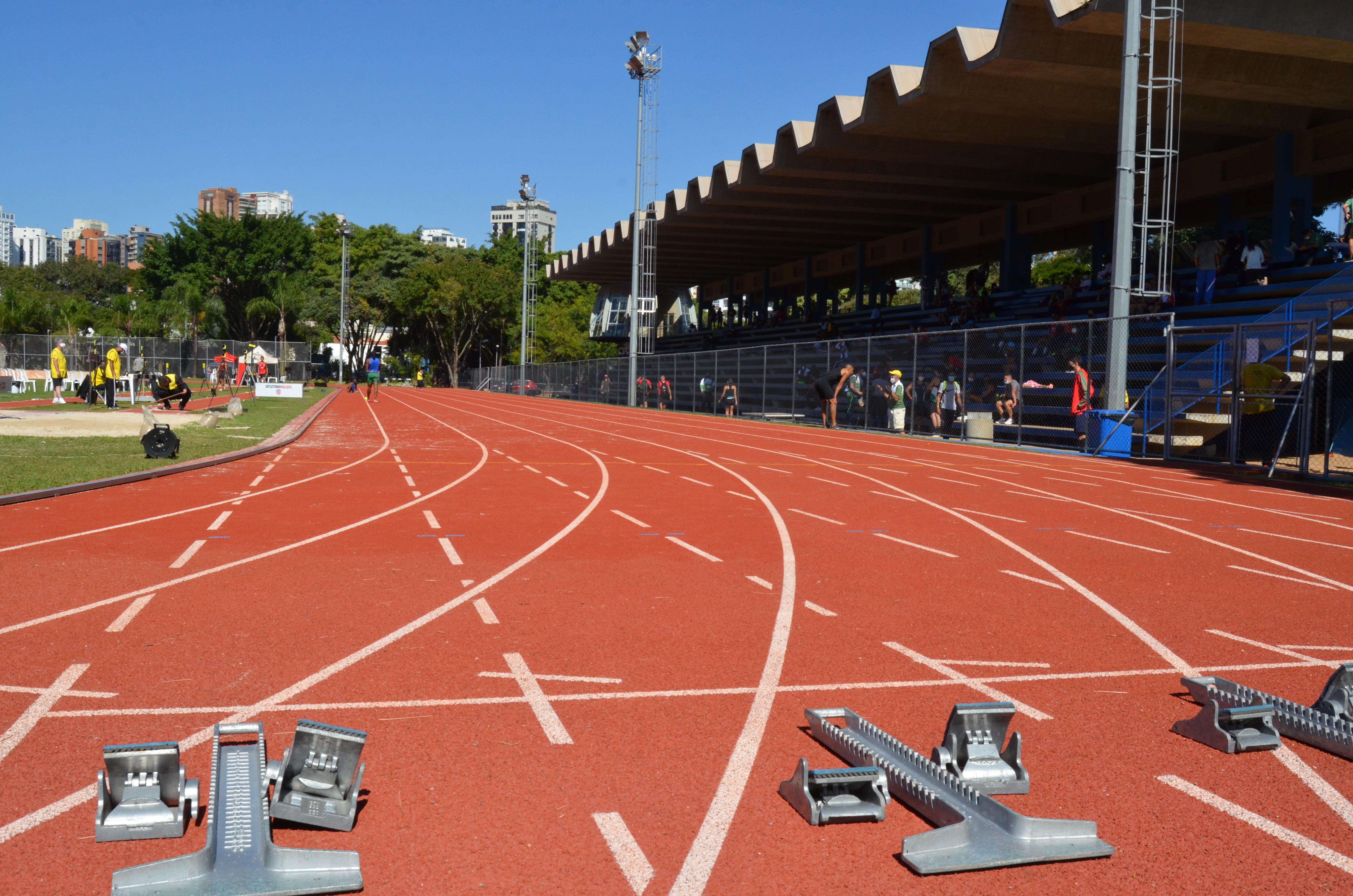Pista de atletismo do Centro Olímpico em dia ensolarado.