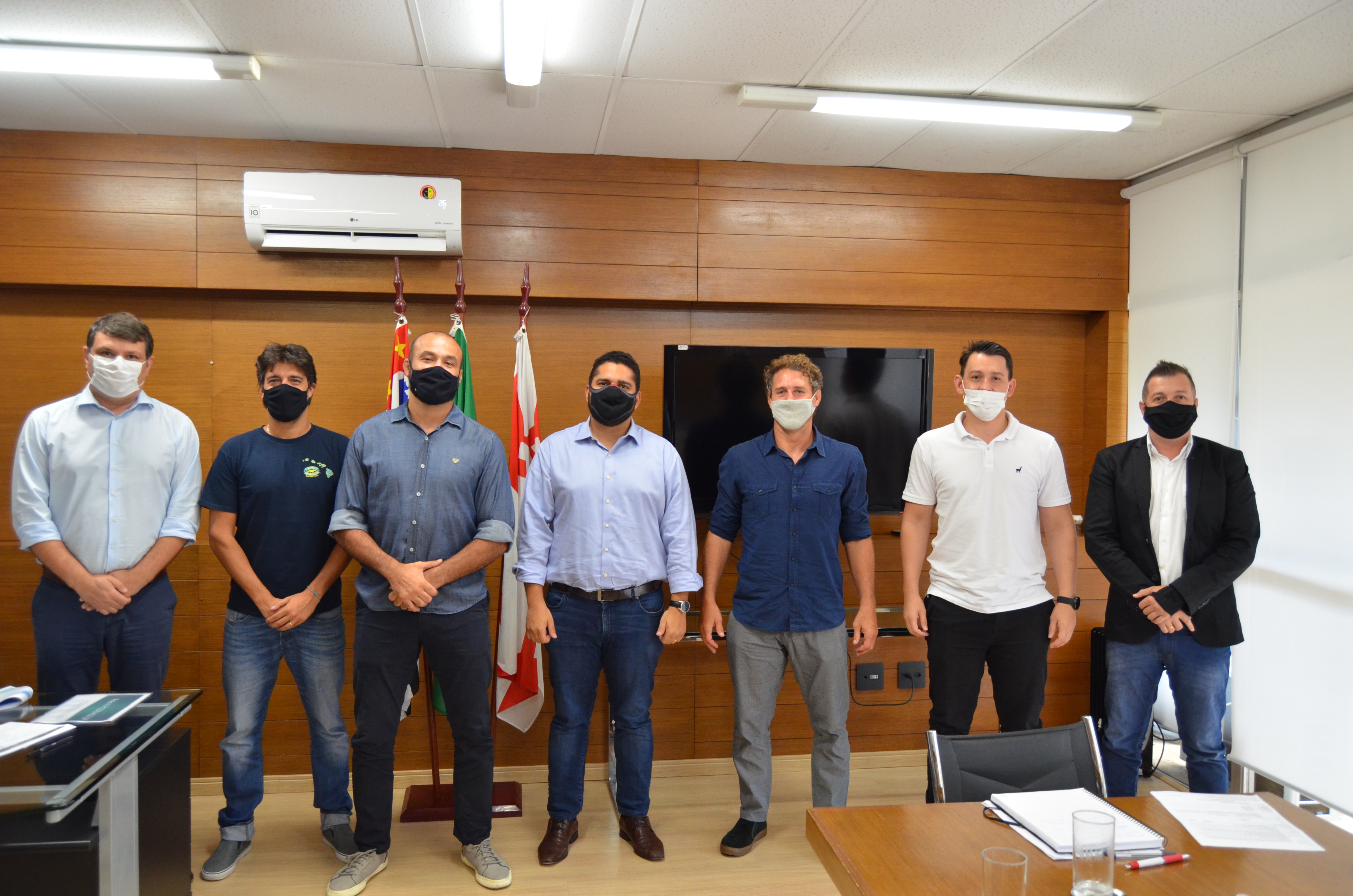 Na imagem, reunião do gabinete do Secretário Municipal de Esportes e Lazer Thiago Milhim, com ex judoca Flávio Canto, além da presença do diretor do Centro Oliímpico Tiago Camilo.