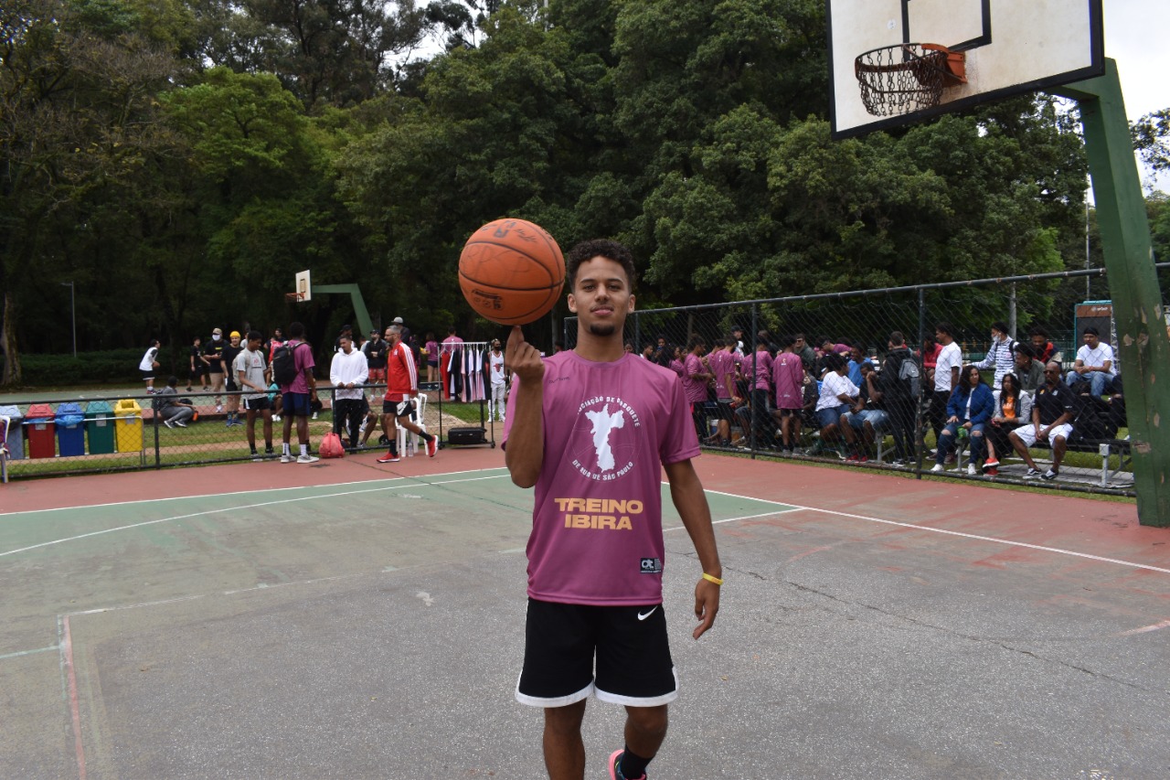 Na imagem, atleta de basquete Nicolas David está girando a bola na mão.