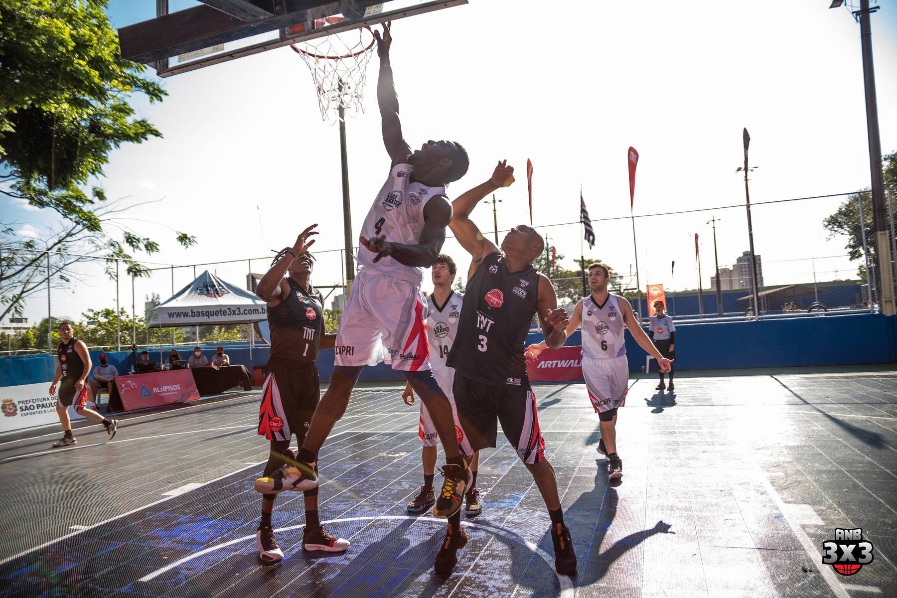 Drible - Pessoas jogando basquete 3x3 no Ibirapuera - Esportes