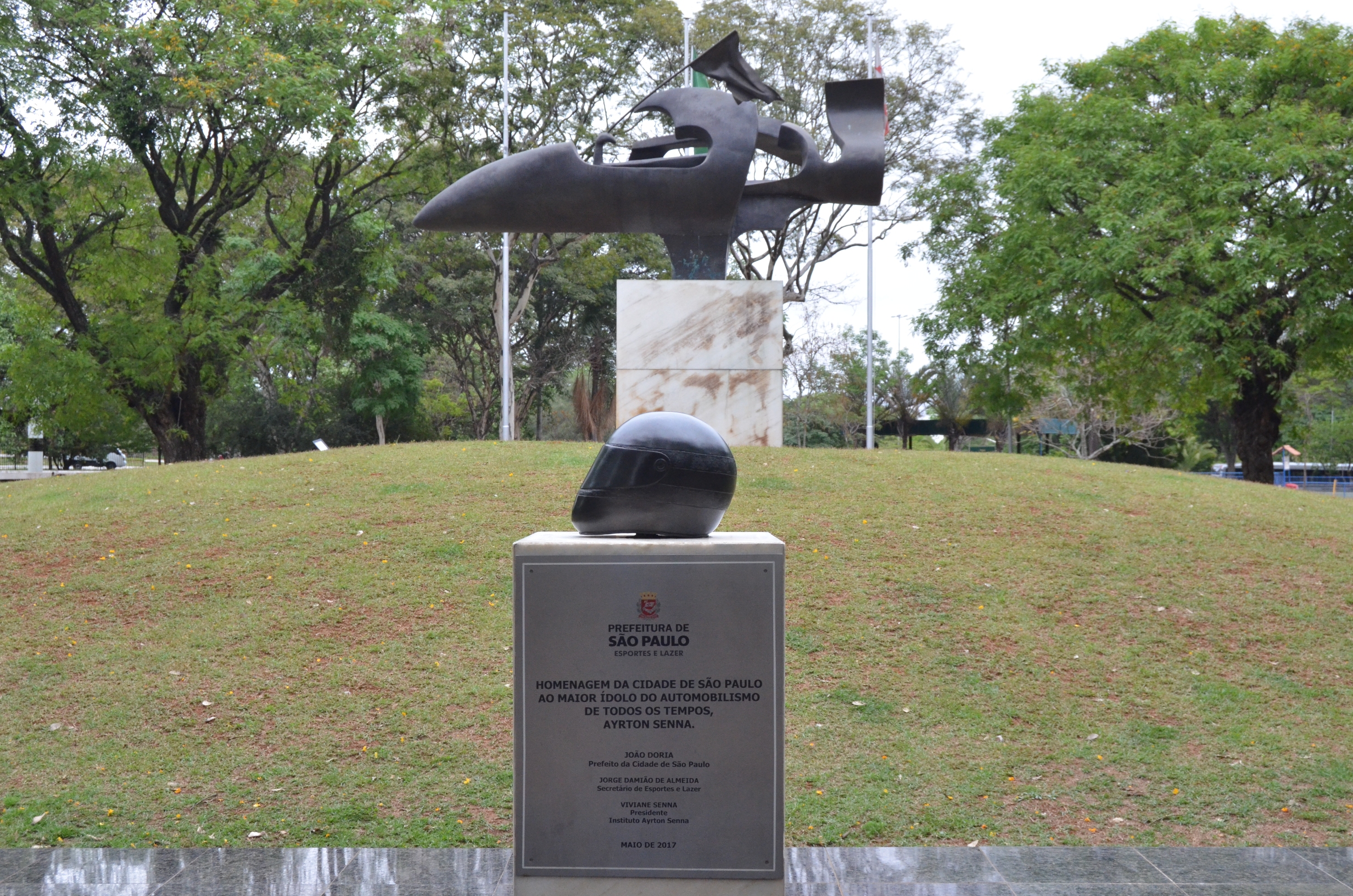 Na imagem, monumento que homenageia o ex-piloto Ayrton Senna, que está localizado no Modelódromo do Ibirapuera.