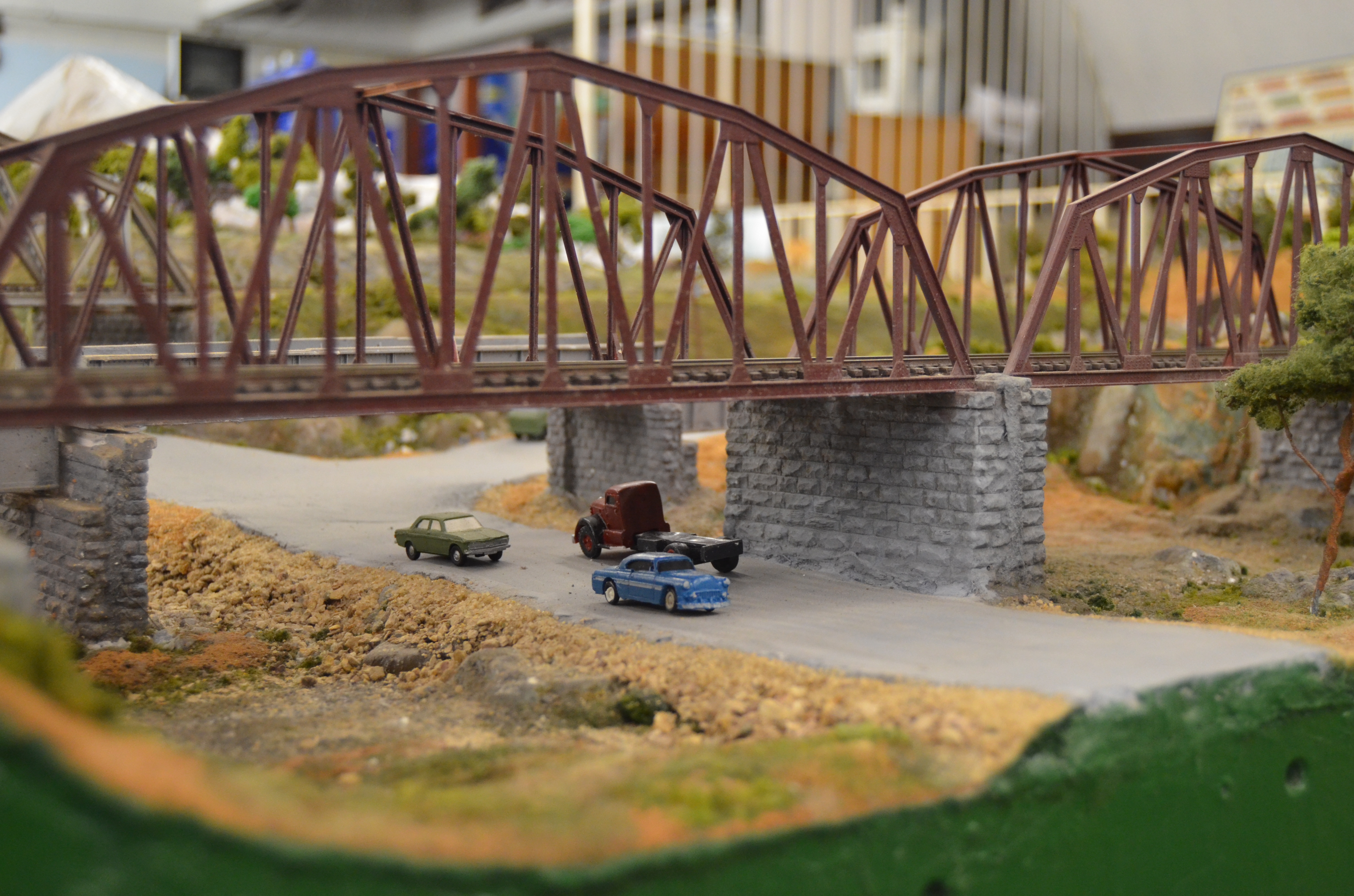 Na imagem, miniaturas de carros em baixo da ponte. A maquete de Ferromodelismo está localizado no Modelódromo do Ibirapuera.