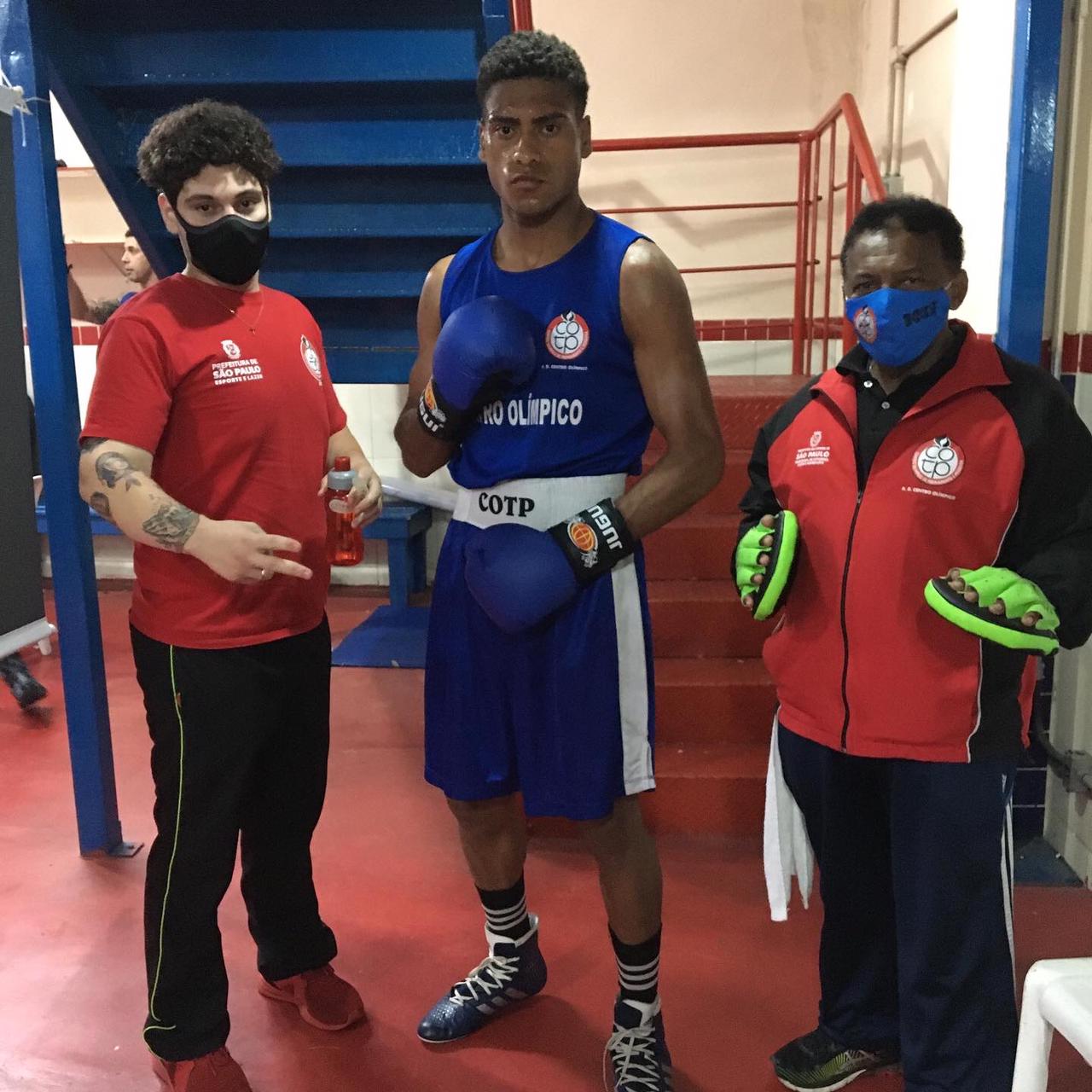 Na imagem Luis Ferreira, atleta de boxe do Centro Olímpico de Treinamento e Pesquisa, acompanhado pelo treinador Messias Gomes e o Auxiliar Técnico Igor Romano. 