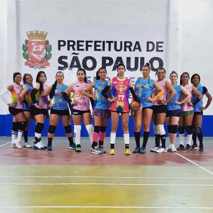 Na imagem, atletas da equipe LGBTQIAP+ do Angels Volley na Virada Esportiva 2018.