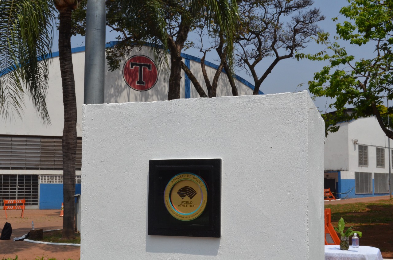 Na imagem, placa homenageando o ex-atleta Adhemar Ferreira da Silva, único atleta brasileiro que está no Hall da Fama da Federação Internacional de Atletismo.