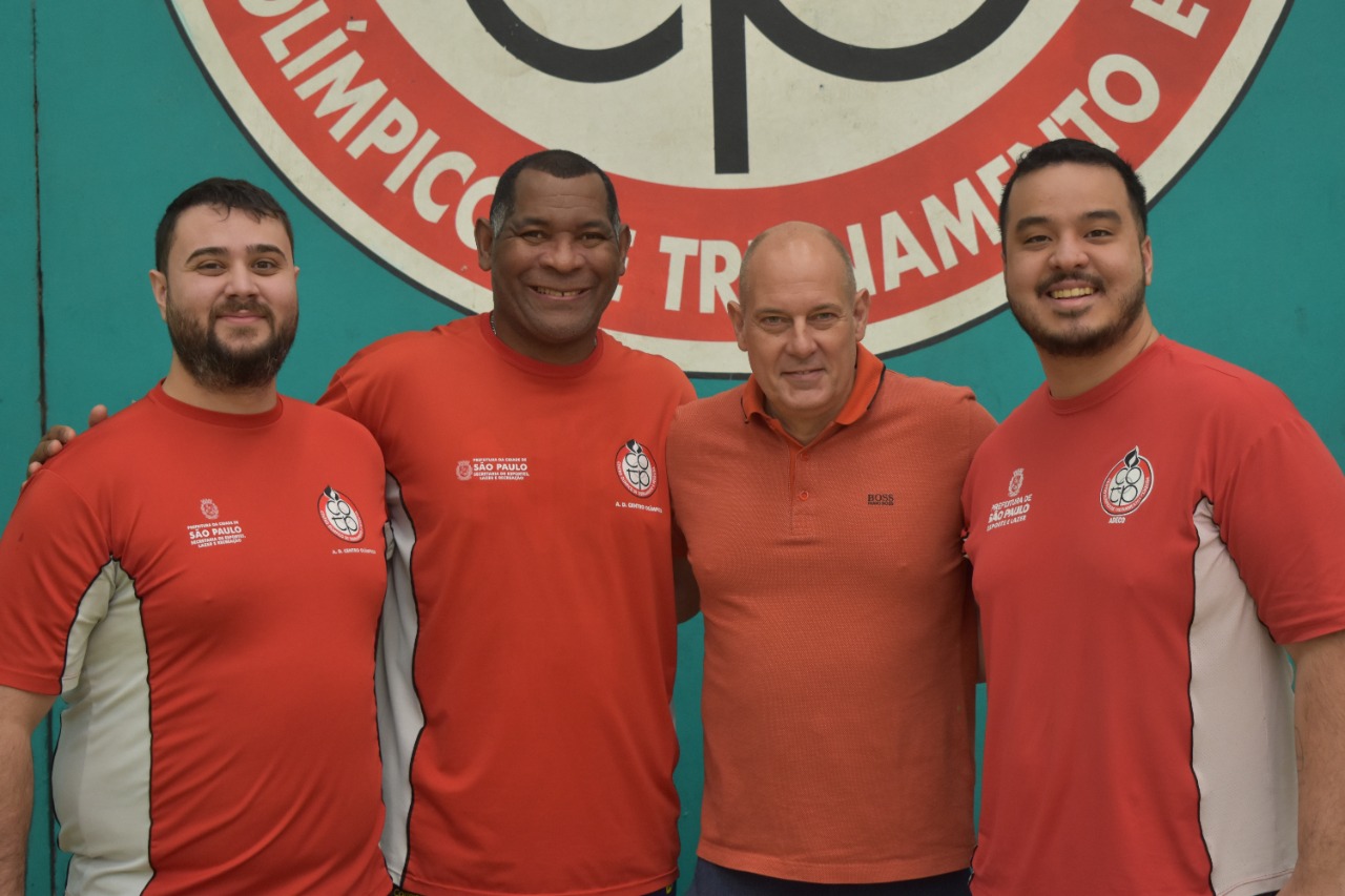 Na imagem, comissão técnica de handebol do Centro Olímpico junto com ex-técnico da Seleção Feminina de Handebol, Morten Soubak.