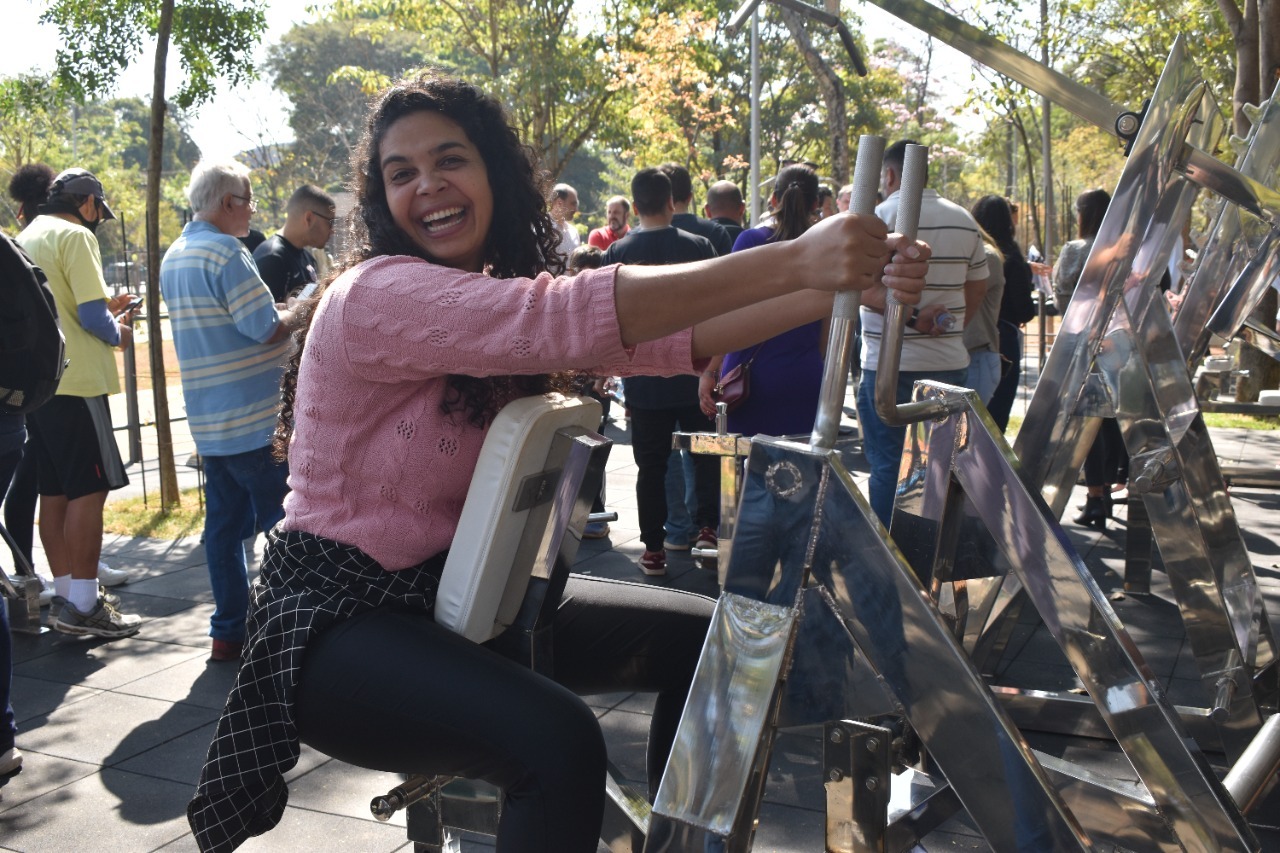 Na imagem, munícipe treinado na academia ao ar livre no Parque das Bicicletas 