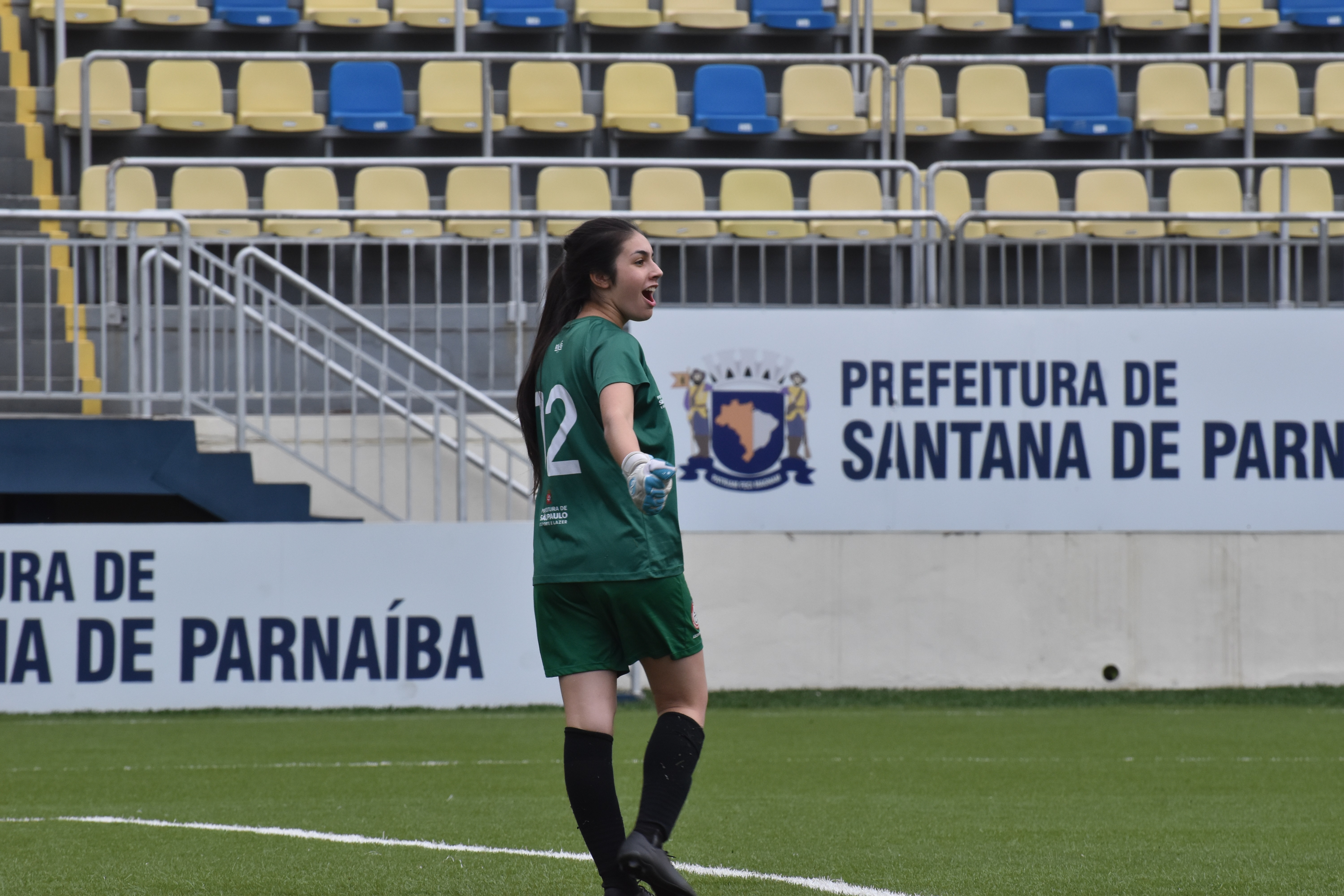 Na imagem, Sophia Trindade, goleira do COTP comemorando 