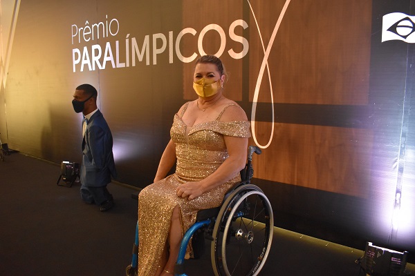 Na imagem, os atletas paralímpicos Beth gomes e Gabriel. 