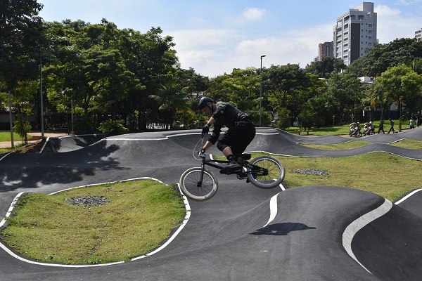 Munícipe andando de Bike no Parque das Bicicletas  
