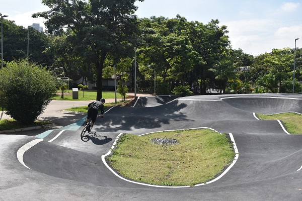 Munícipe andando de Bike no Parque das Bicicletas  