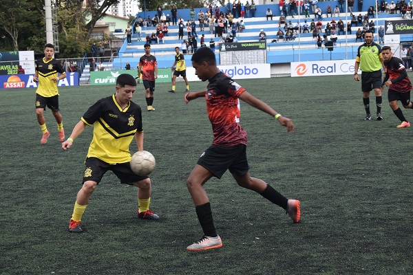 Na imagem, estão os jogadores da primeira partida da Taça das Favelas 2022