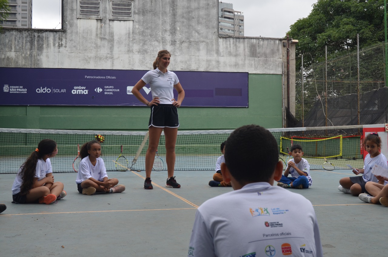 Na imagem, alunos do projeto Rede Tênis Brasil com a tenista, Beatriz Haddad.