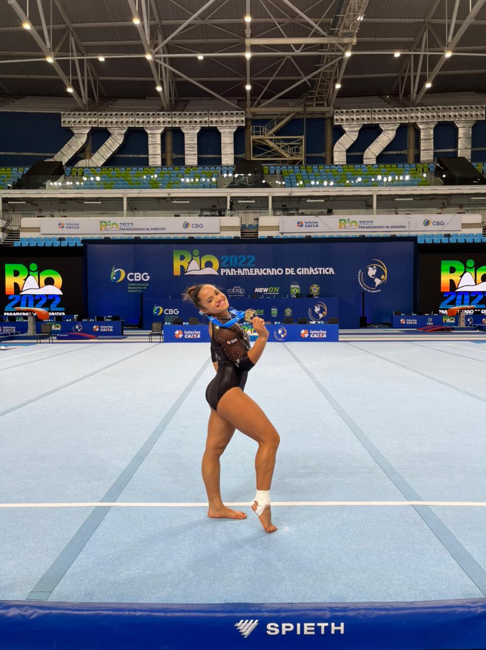A atleta de ginástica artística, Christal Bezerra,  campeã do Pan-Americano de Ginástica Artística do Rio de Janeiro.