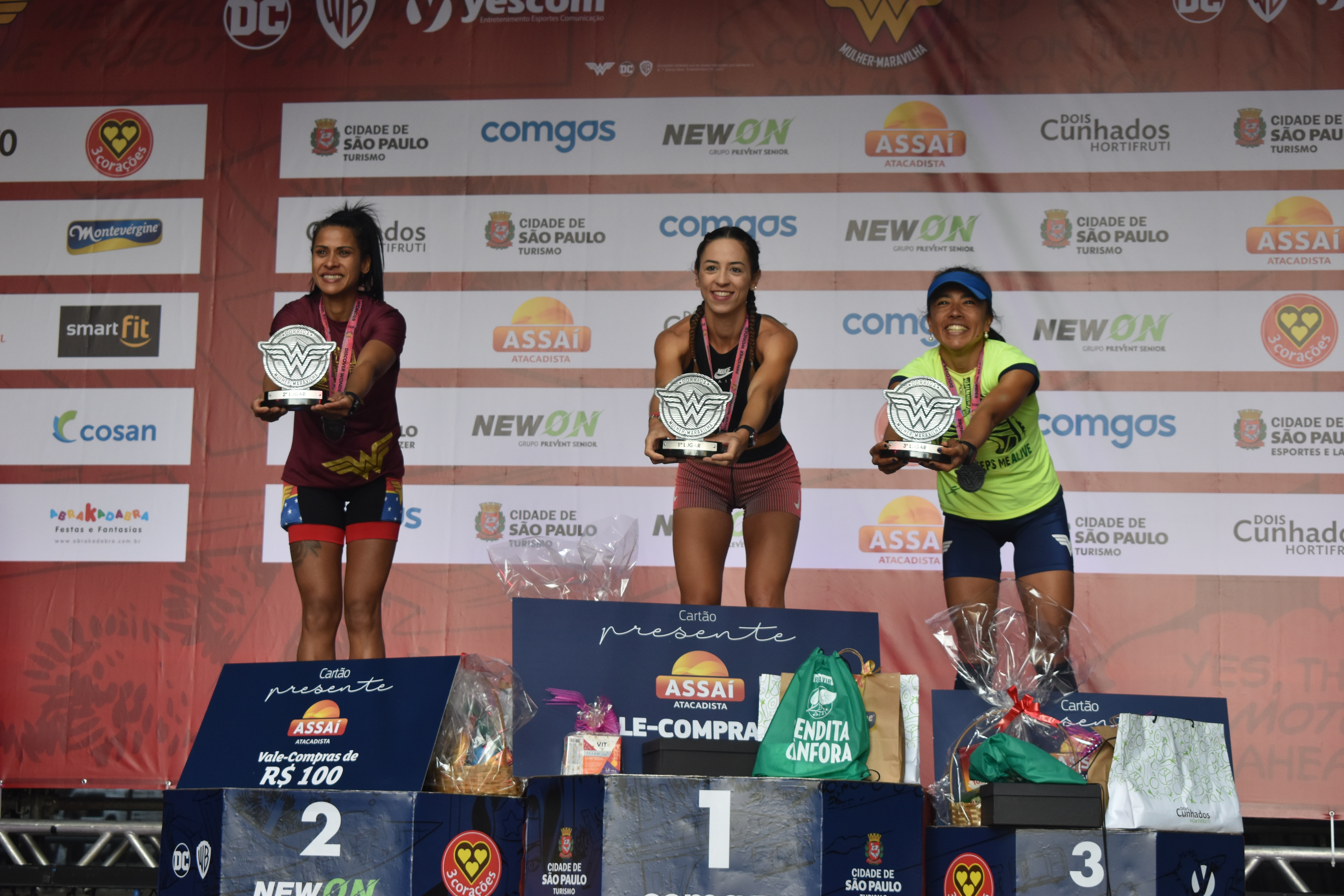 Na imagem, vencedoras da Corrida Mulher-Maravilha.